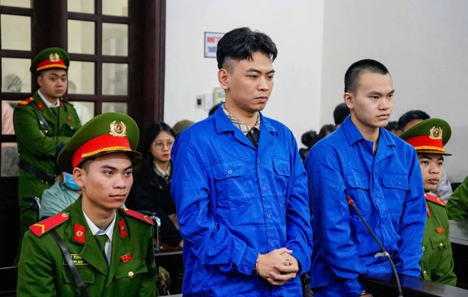 Bị cáo Thiên (trái) và Vũ tại tòa ngày 30/1. Ảnh: Danh Lam