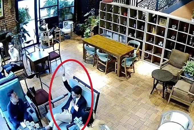 Hình ảnh Thiên giơ tay ra hiệu bị camera an ninh ghi lại. Ảnh: Cắt từ video