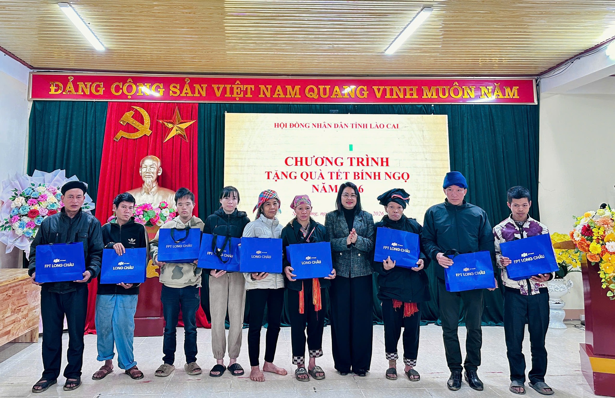 Sơn Lương trao gửi yêu thương, sẻ chia Tết ấm đến người khuyết tật 3 20 suat qua Tet do Ban Van hoa Xa hoi HDND tinh ket noi Nha thuoc Long Chau tai tro duoc trao tan tay nguoi dan gop phan se chia kho khan dip Xuan ve lco 01