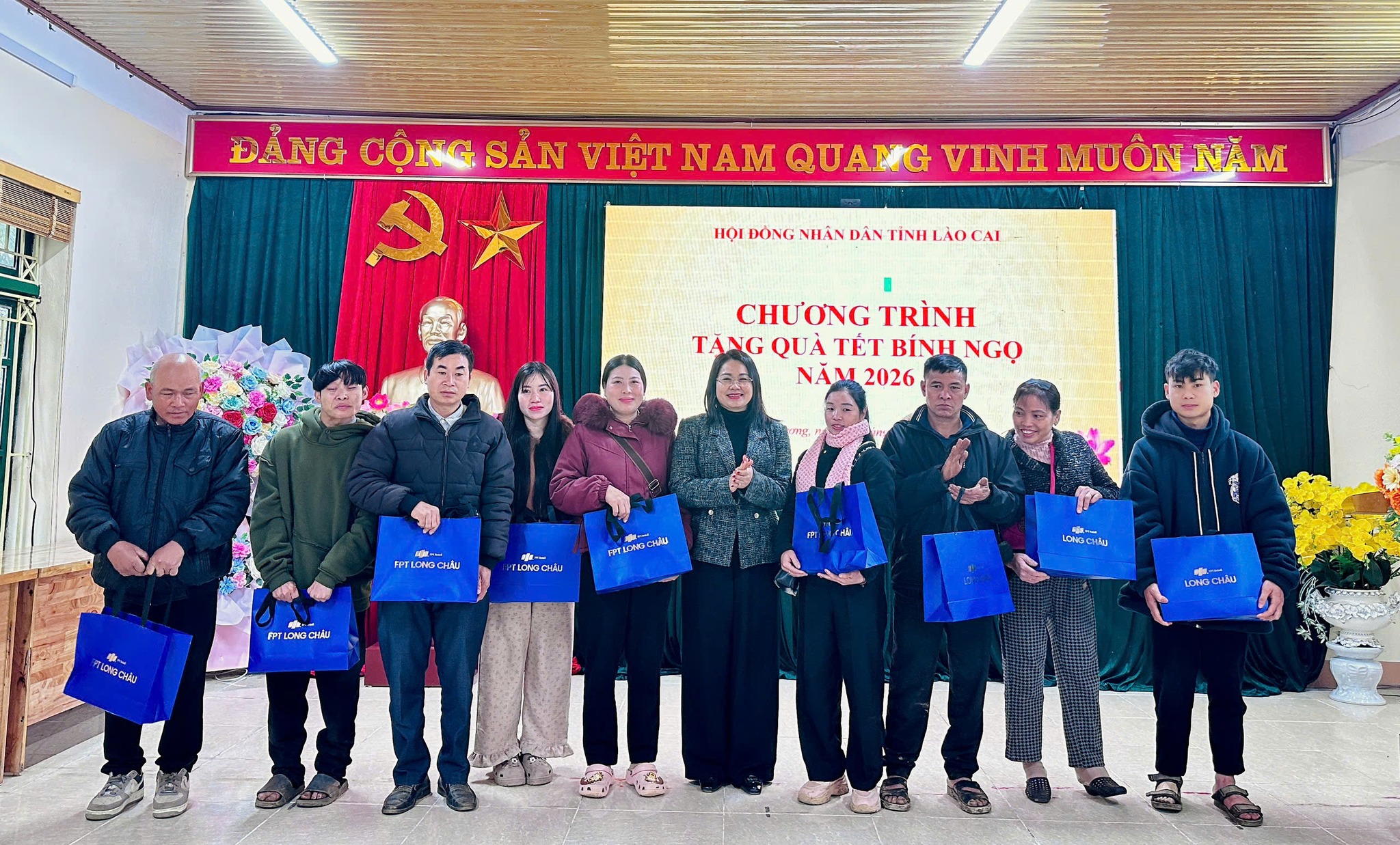 Sơn Lương trao gửi yêu thương, sẻ chia Tết ấm đến người khuyết tật 4 20 suat qua Tet do Ban Van hoa Xa hoi HDND tinh ket noi Nha thuoc Long Chau tai tro duoc trao tan tay nguoi dan gop phan se chia kho khan dip Xuan ve lco 02