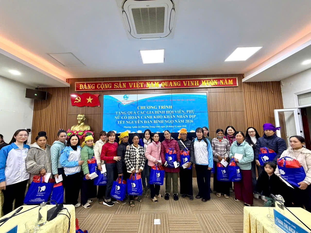 30 hoi vien phu nu co hoan canh kho khan tai Nghia Lo va Trung Tam duoc nhan qua tet nam 2026