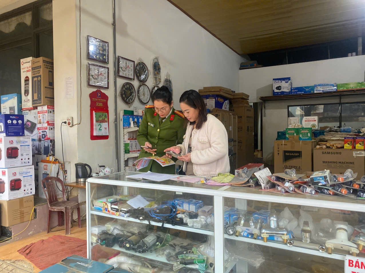 Công an xã Lương Thịnh lan tỏa ý thức phòng cháy từ những việc làm gần dân 3 606007134 1201325428766207 1733553470693001426 n