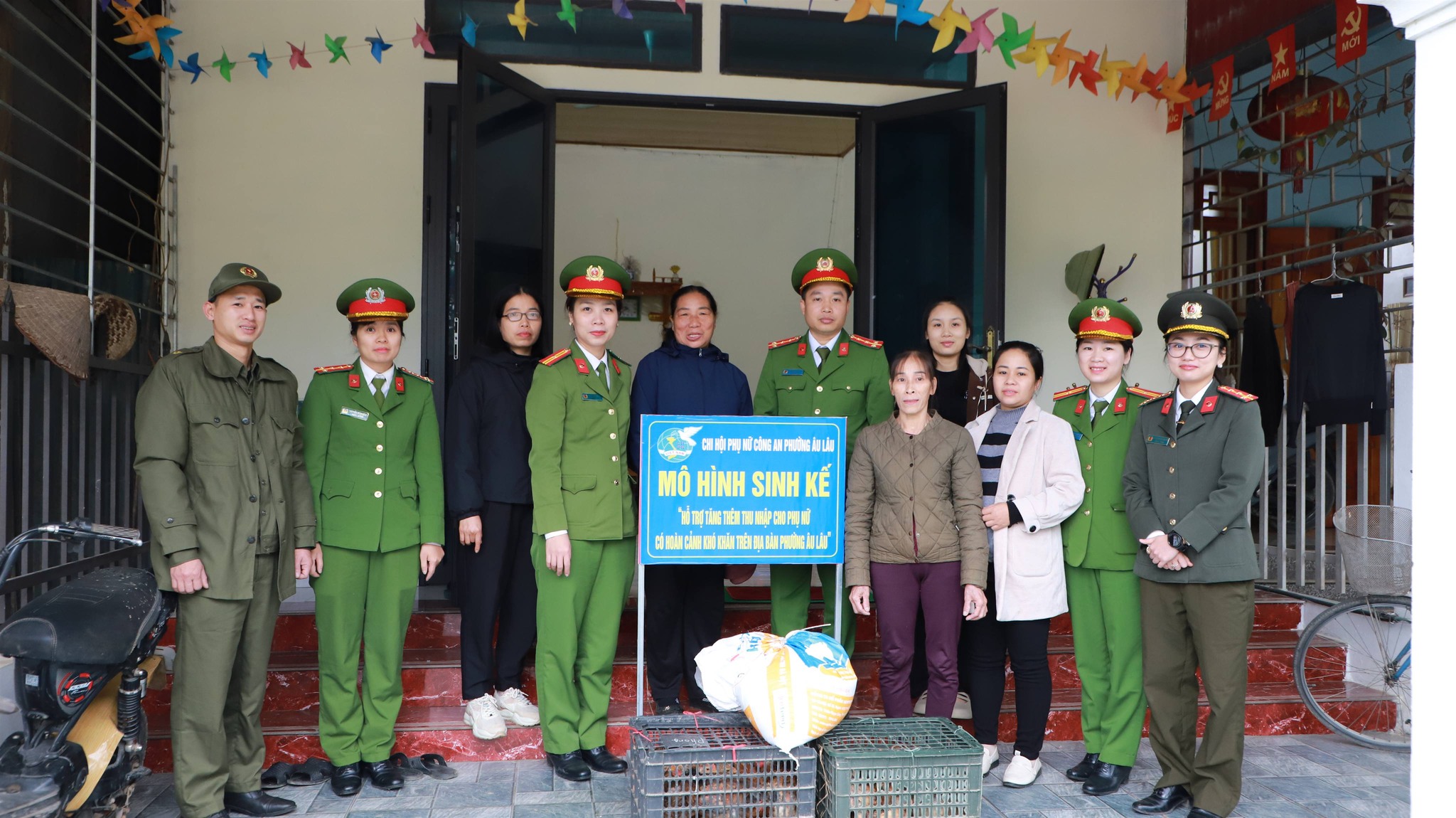 Công an phường Âu Lâu tặng con giống, hỗ trợ sinh kế cho người nghèo 2 606339169 2616191412070102 7671872156474275042 n