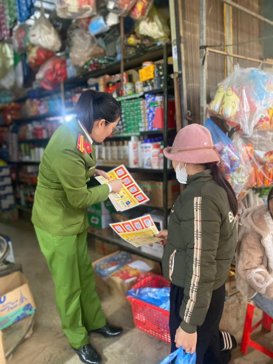 Công an xã Lương Thịnh lan tỏa ý thức phòng cháy từ những việc làm gần dân 2 607212996 1201325448766205 5761236078131652775 n