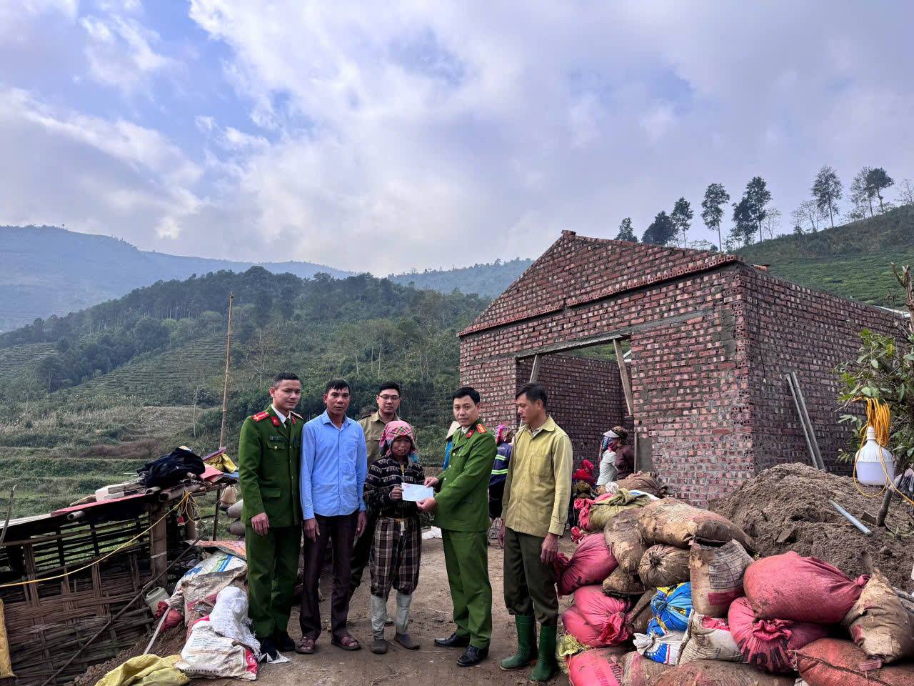 Những món quà đầu năm ấm áp tình người nơi vùng cao Lào Cai 4 608513898 1195968736060673 1327816270952196996 n