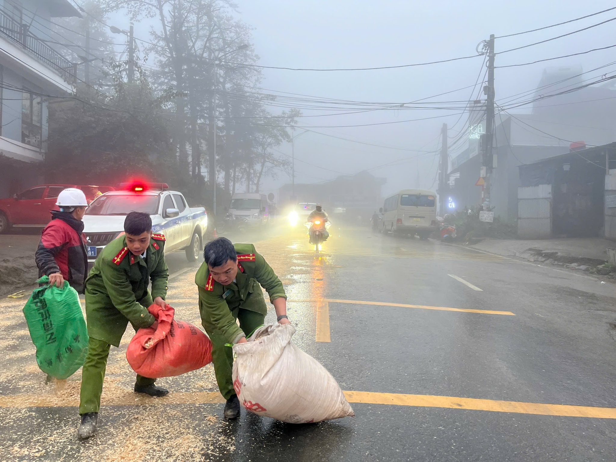 Công an phường Sa Pa kịp thời xử lý sự cố dầu loang, bảo đảm an toàn giao thông cho người dân và du khách 4 608524380 900329179177599 3836596734362984062 n