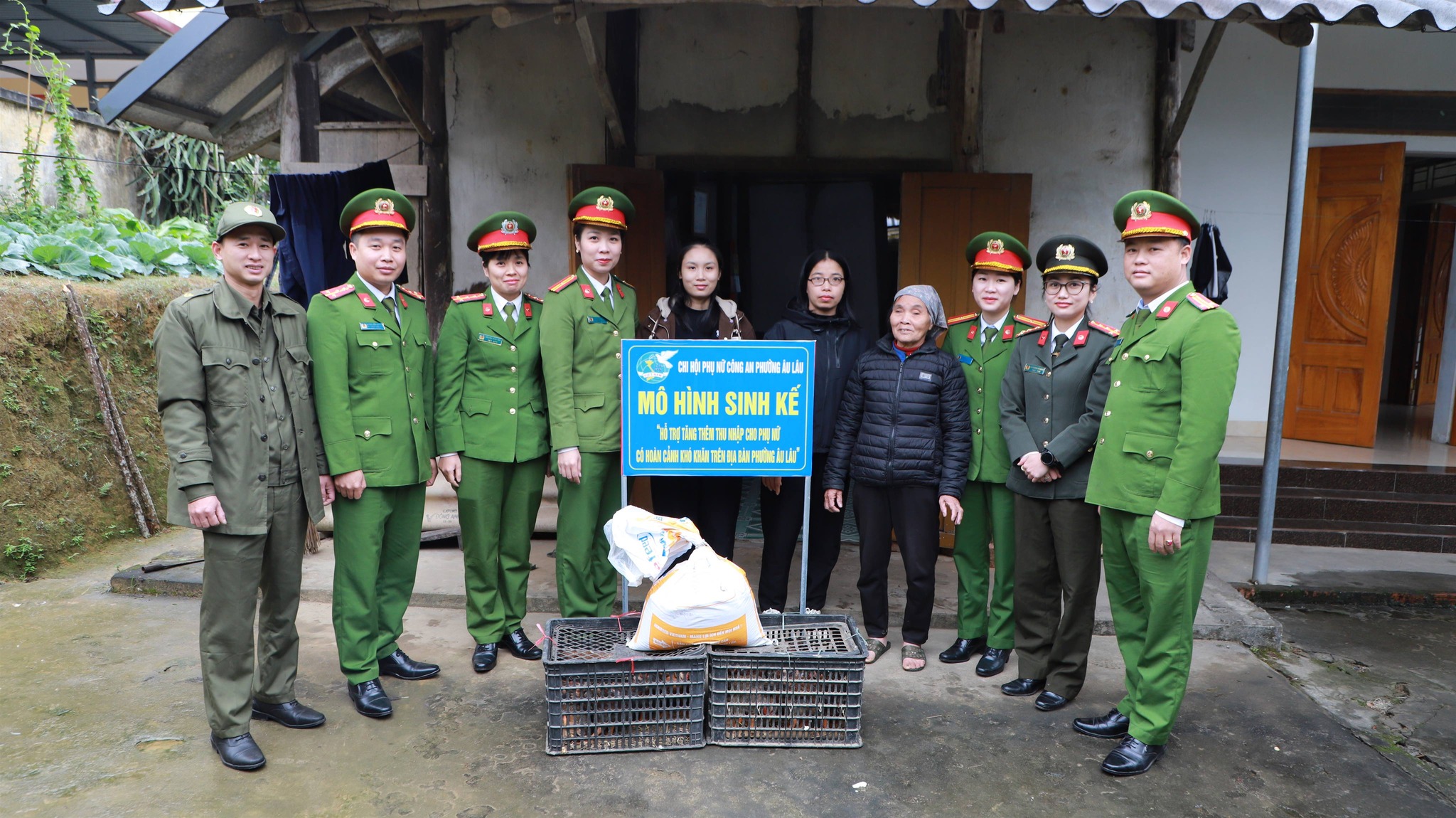 Công an phường Âu Lâu tặng con giống, hỗ trợ sinh kế cho người nghèo 1 608539430 2616190802070163 302643172813925637 n