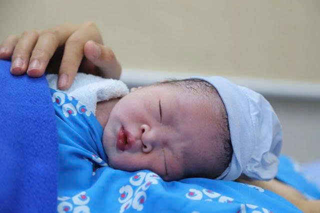 Bệnh viện Phụ Sản Trung ương đón công dân nhí đầu tiên năm 2026 1 609194623 1203655388636997 7302128792336902369 n