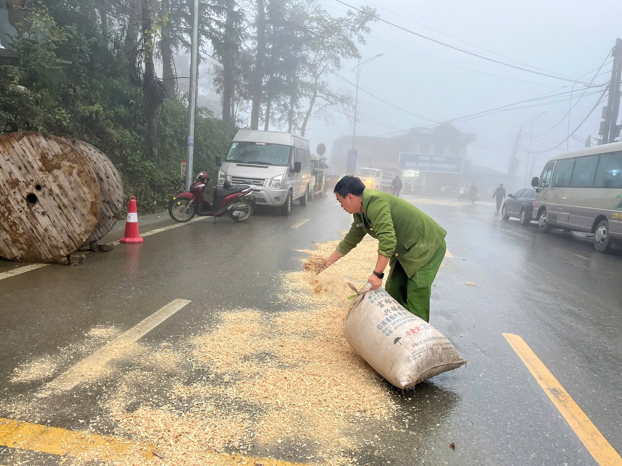 Công an phường Sa Pa kịp thời xử lý sự cố dầu loang, bảo đảm an toàn giao thông cho người dân và du khách 3 611142413 900329149177602 164520804414089591 n 1