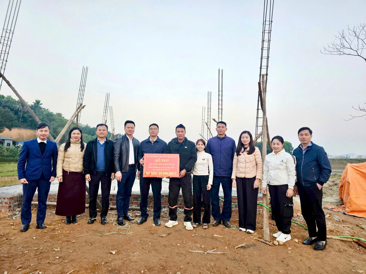 Âu Lâu trao kinh phí hỗ trợ làm nhà, tiếp thêm điểm tựa cho hộ dân sau bão số 10 10 611437998 122153466896920501 7417968161711795242 n