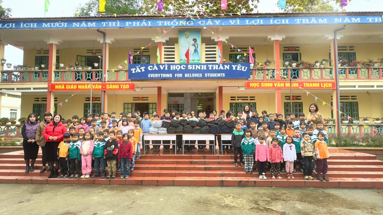 Chung tay sưởi ấm mùa đông cho học sinh xã Tằng Loỏng 2 611610400 1222684813298775 6809879116506226753 n 1