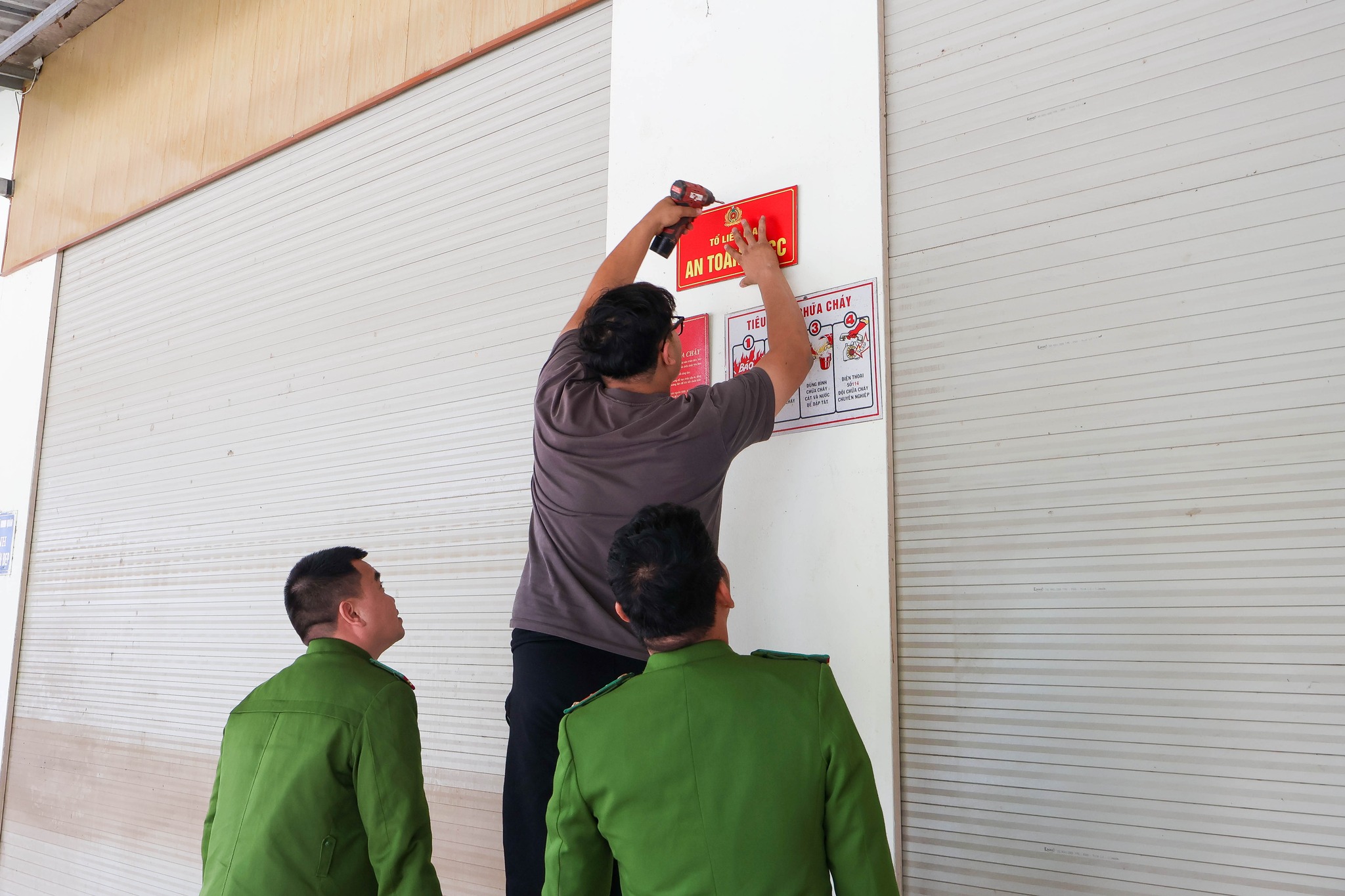 Lan tỏa ý thức phòng cháy từ mỗi mái nhà: Phường Âu Lâu triển khai mô hình “Tổ liên gia an toàn phòng cháy, chữa cháy” 1 612301902 1201334692051236 6106512711825987878 n