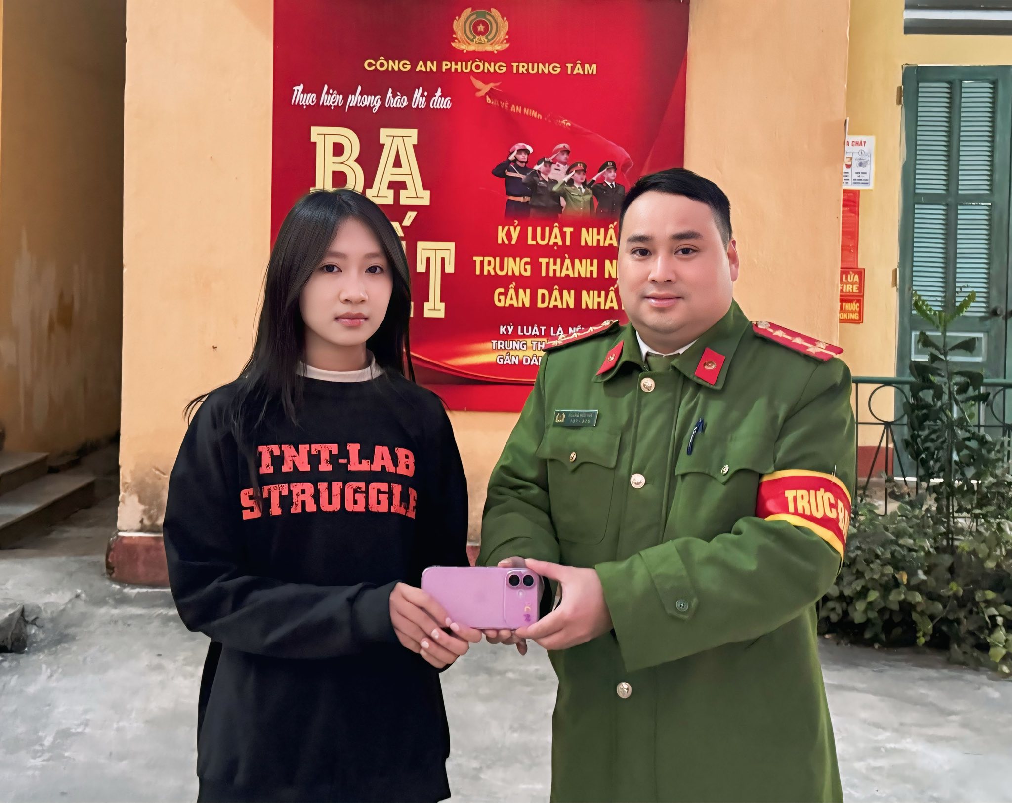 Hành động đẹp của 3 học sinh Trường THCS Tô Hiệu: Nhặt được điện thoại, trả lại người đánh mất 2 612549237 872806172125614 767252268180504784 n