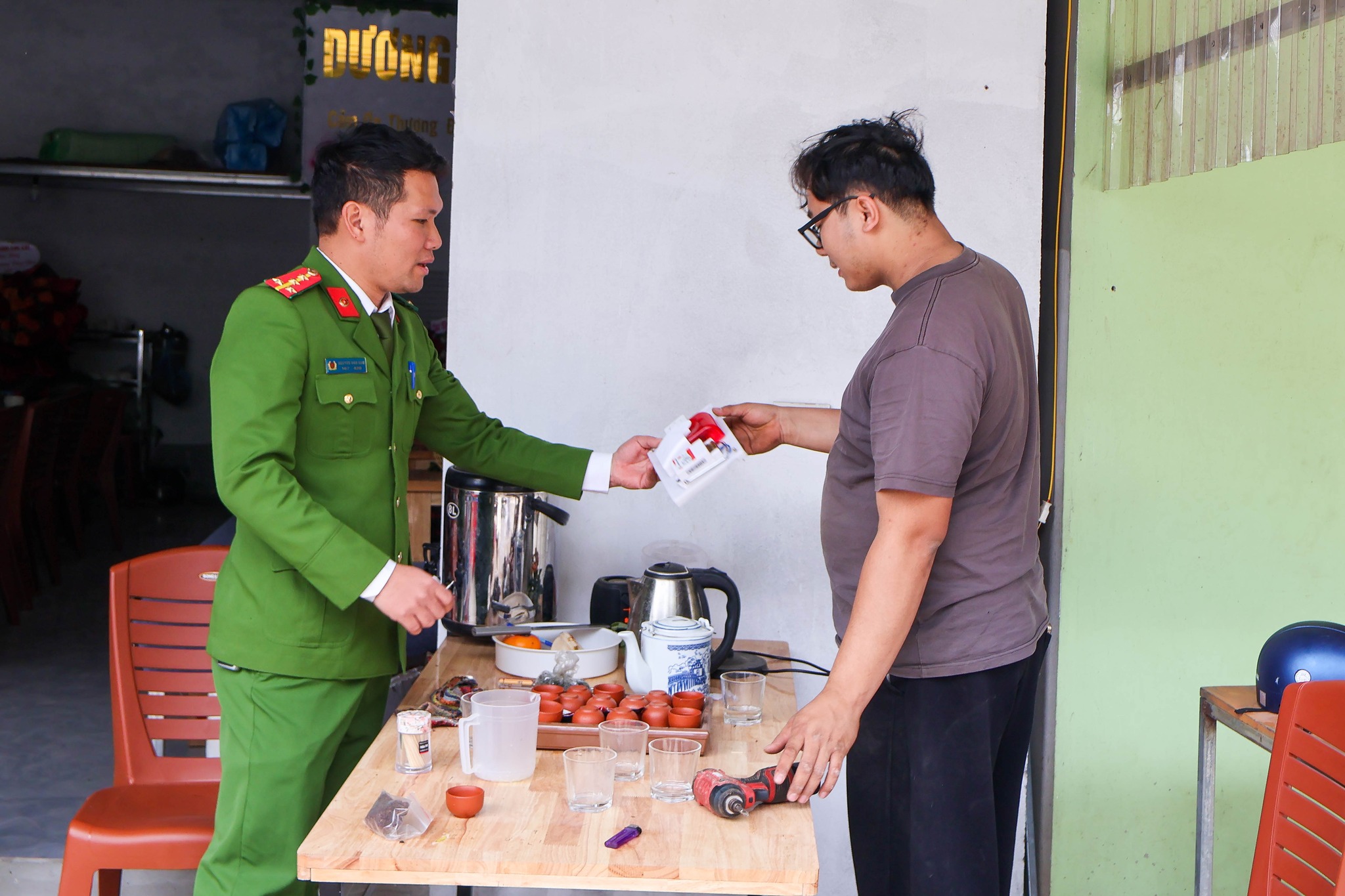 Lan tỏa ý thức phòng cháy từ mỗi mái nhà: Phường Âu Lâu triển khai mô hình “Tổ liên gia an toàn phòng cháy, chữa cháy” 2 612812191 1201385238712848 6981879456191855387 n