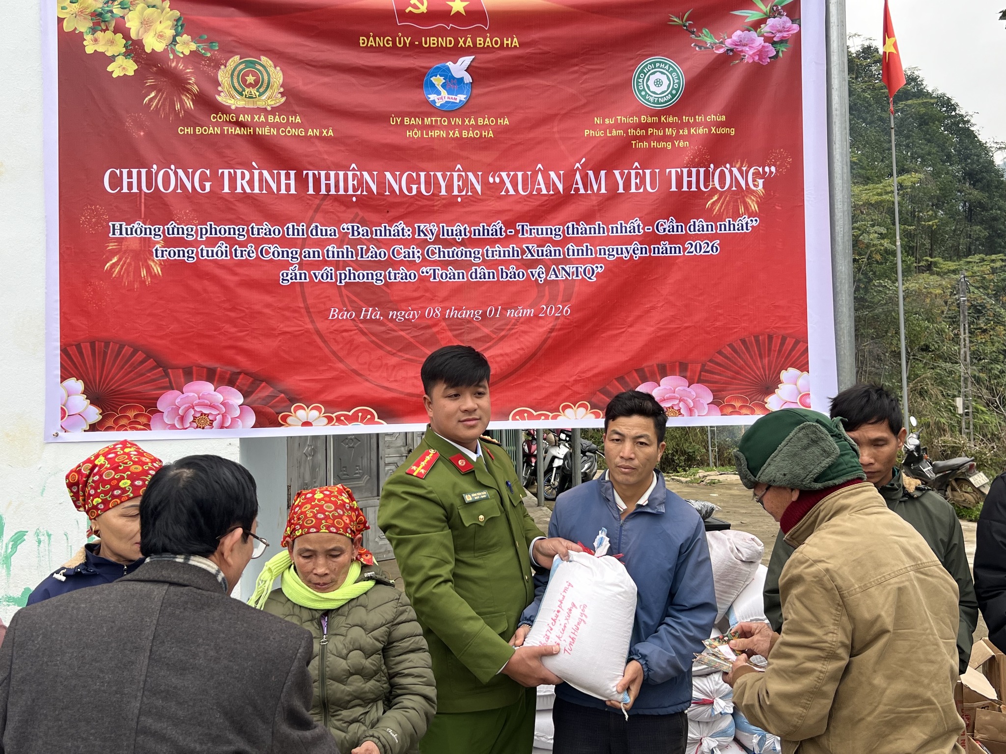 Công an xã Bảo Hà lan tỏa yêu thương, mang “Xuân ấm” đến với người dân khó khăn 9 612889034 122207699114447294 1467929997863739451 n