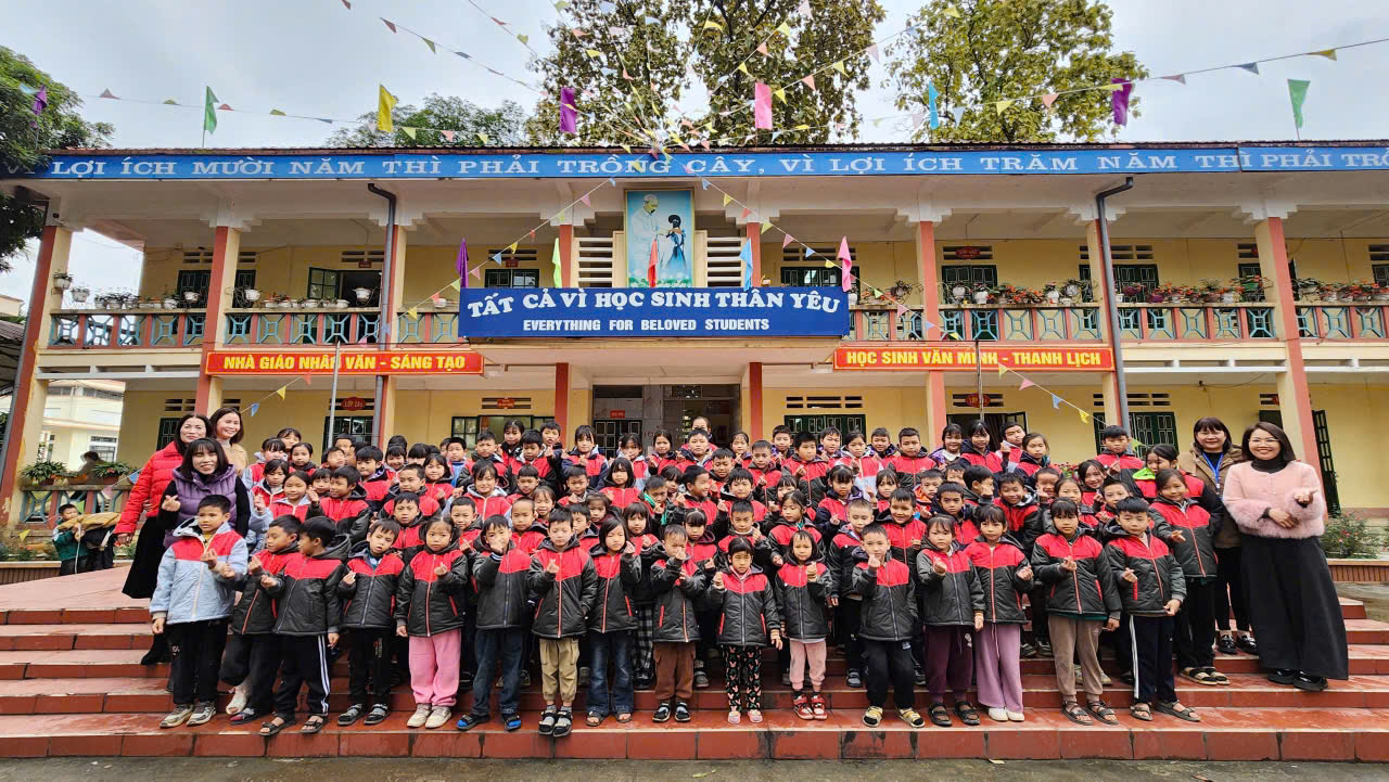 Chung tay sưởi ấm mùa đông cho học sinh xã Tằng Loỏng 3 612977045 1222684789965444 42319602615206726 n 1