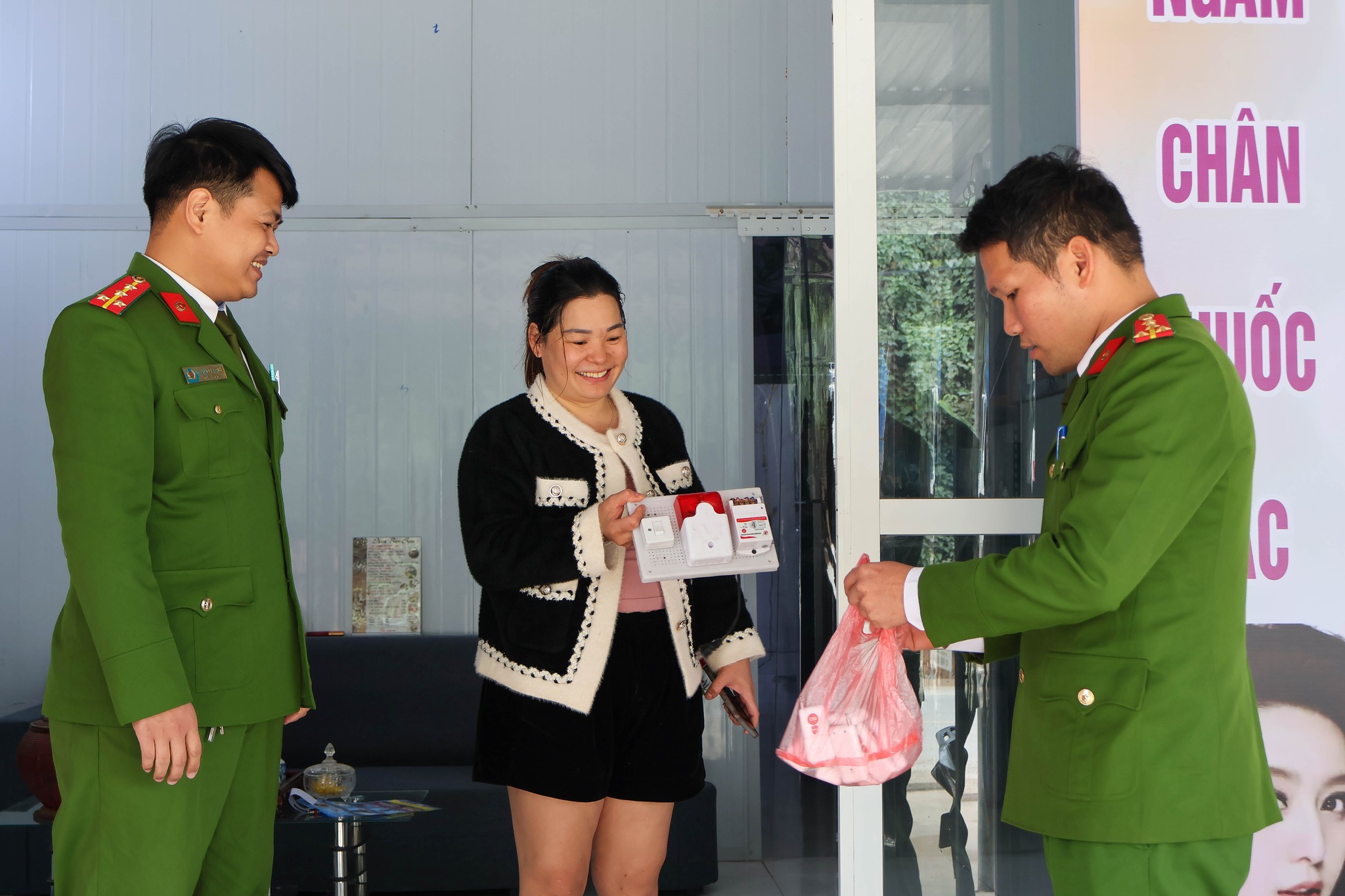 Lan tỏa ý thức phòng cháy từ mỗi mái nhà: Phường Âu Lâu triển khai mô hình “Tổ liên gia an toàn phòng cháy, chữa cháy” 3 613654043 1201385248712847 2845619646686060142 n