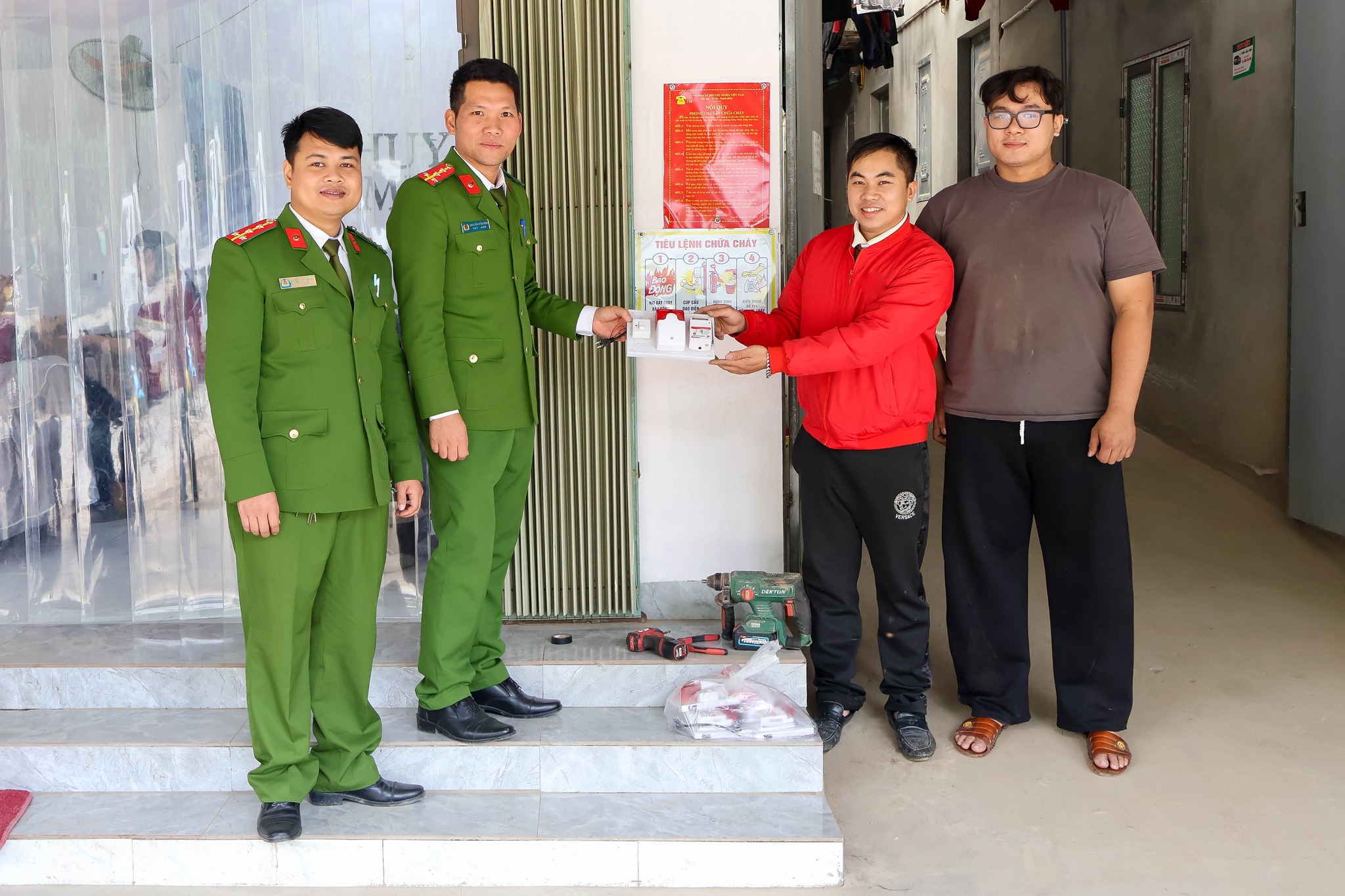 Lan tỏa ý thức phòng cháy từ mỗi mái nhà: Phường Âu Lâu triển khai mô hình “Tổ liên gia an toàn phòng cháy, chữa cháy” 6 614449082 1201385335379505 7226670861011460122 n