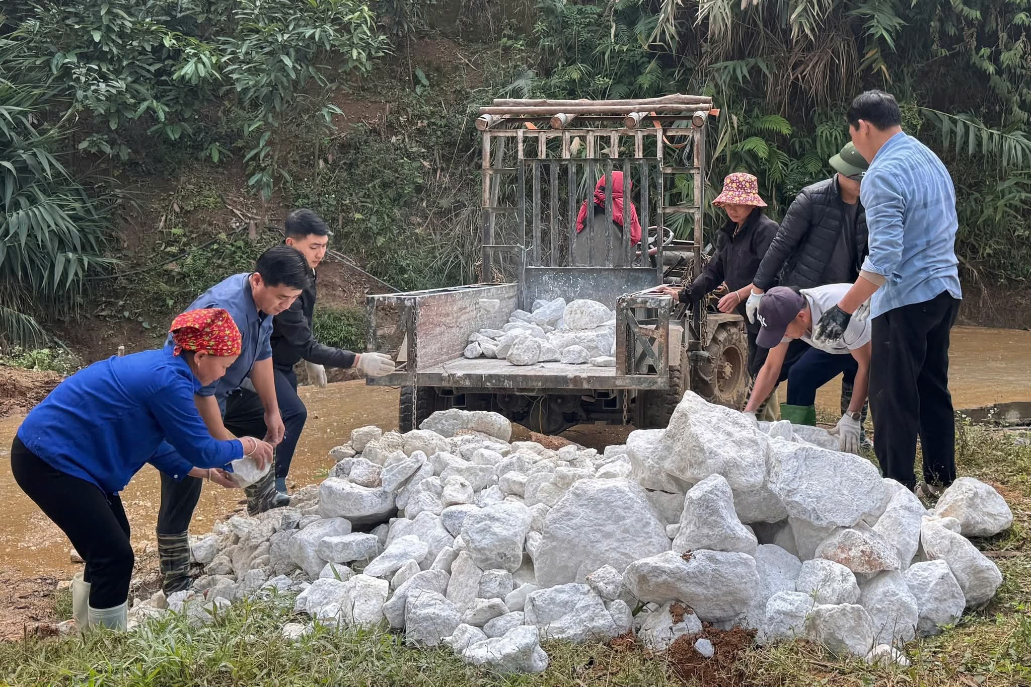 “Ngày cuối tuần cùng dân” – Gắn kết lòng dân, dựng xây diện mạo nông thôn Trấn Yên 2 615148399 1275809347916989 4888349586204454210 n