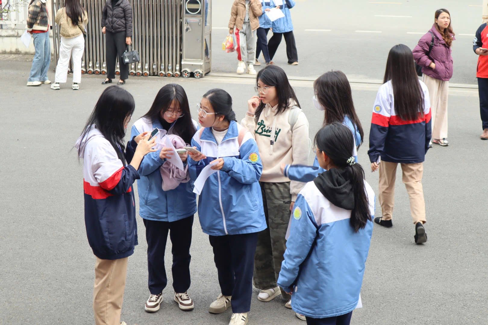 Các thí sinh trao đổi, thảo luận bài thi sau khi hoàn thành phần thi.