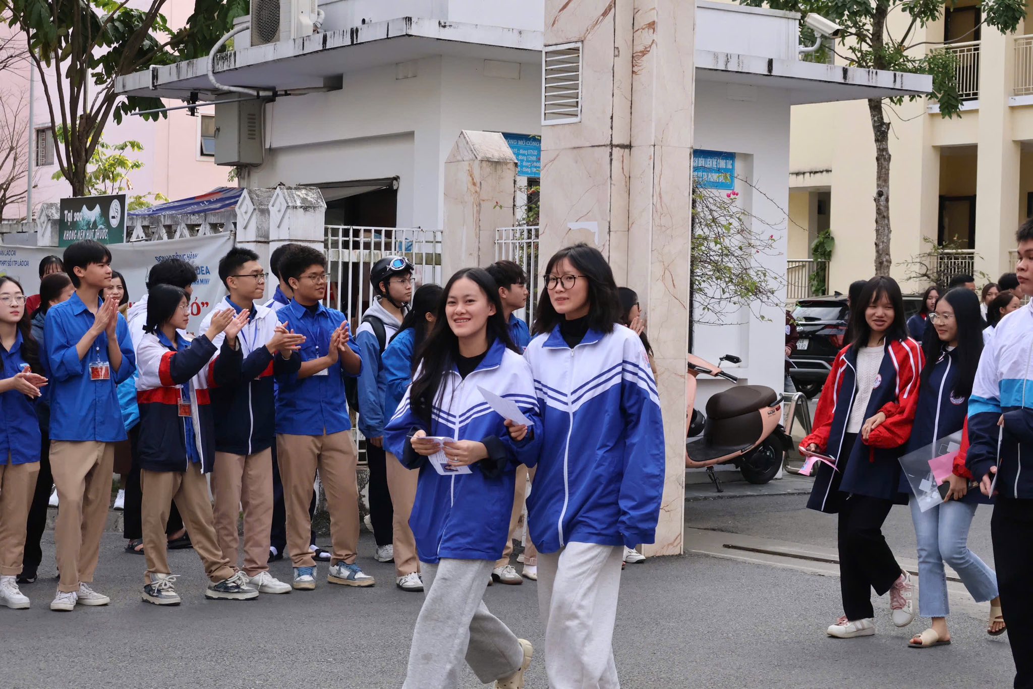 Nét mặt rạng rỡ, vui mừng của các thí sinh khi bước ra khỏi phòng thi.