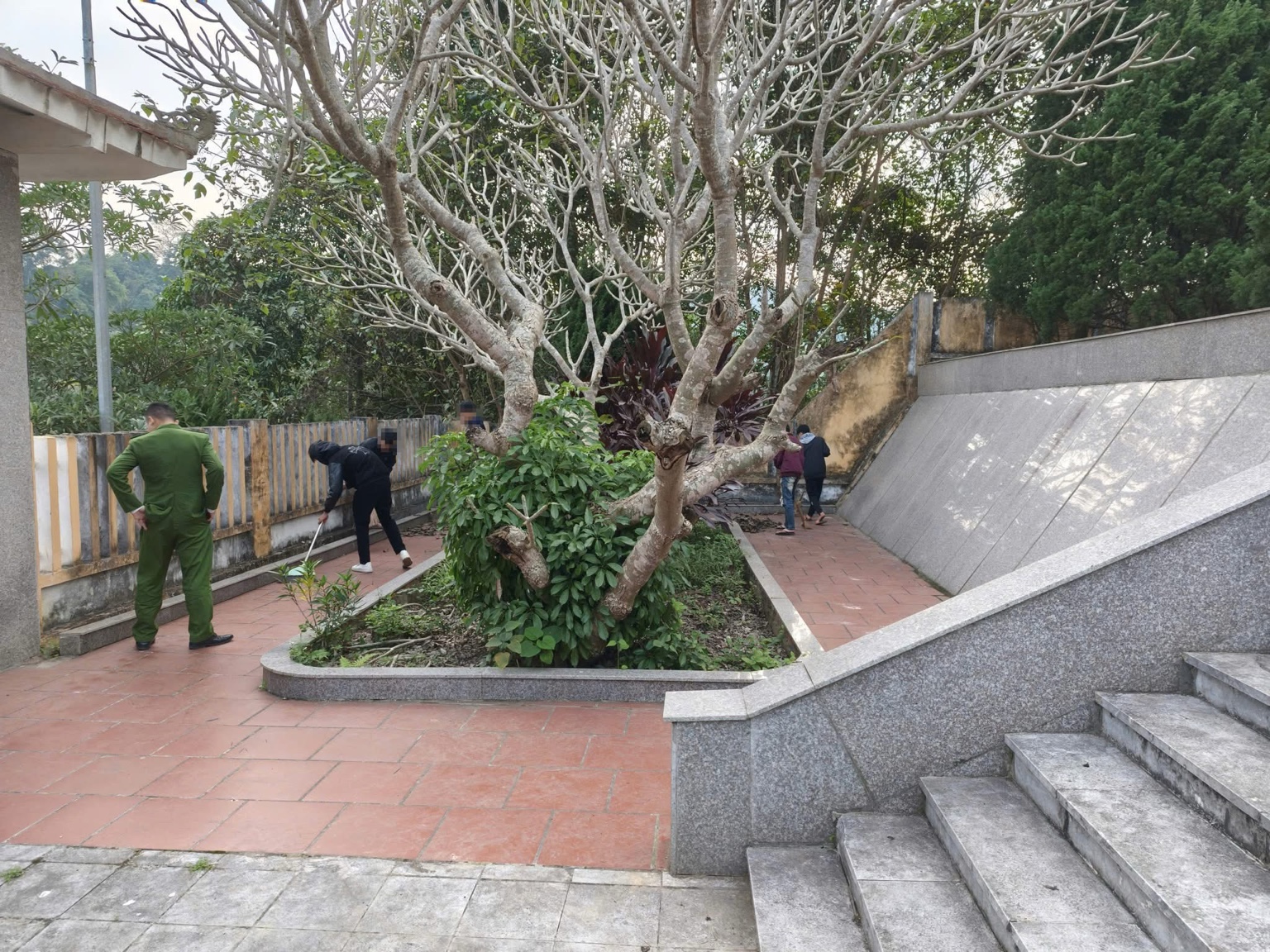 Công an xã Bảo Yên tổ chức hoạt động giáo dục truyền thống, đưa 13 học sinh “chưa ngoan” tham gia dọn dẹp nghĩa trang liệt sỹ 5 7696AA05 6BD0 4126 883B C1007725BC4C