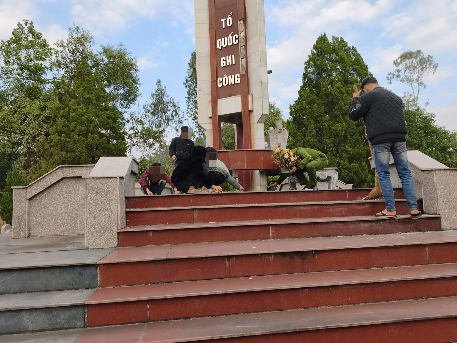 Công an xã Bảo Yên tổ chức hoạt động giáo dục truyền thống, đưa 13 học sinh “chưa ngoan” tham gia dọn dẹp nghĩa trang liệt sỹ 3 A863A97A 70B3 43BC A03C C47E161A7B2D