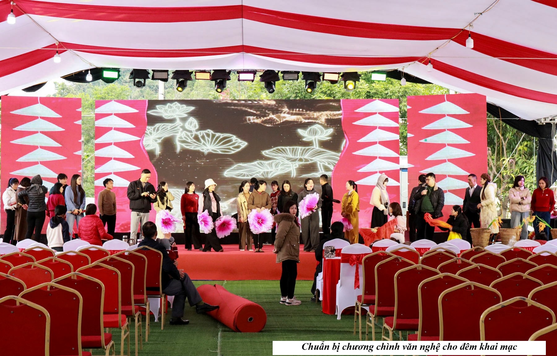 Anh Quang Phan Trung tam Van hoa TT TT khu vuc Bat Xat.lco .05