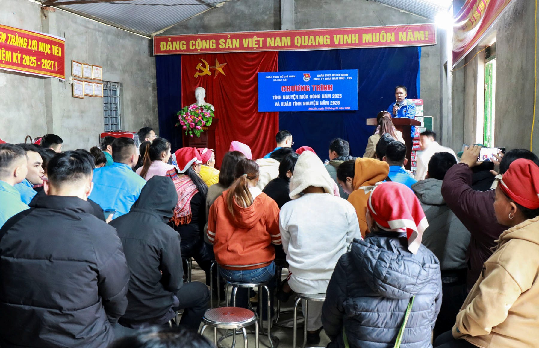 Ấm áp nghĩa tình mùa đông nơi vùng cao Bát Xát 1 AnhTrung tam Van hoa TT TT khu vuc Bat Xat.lco .01