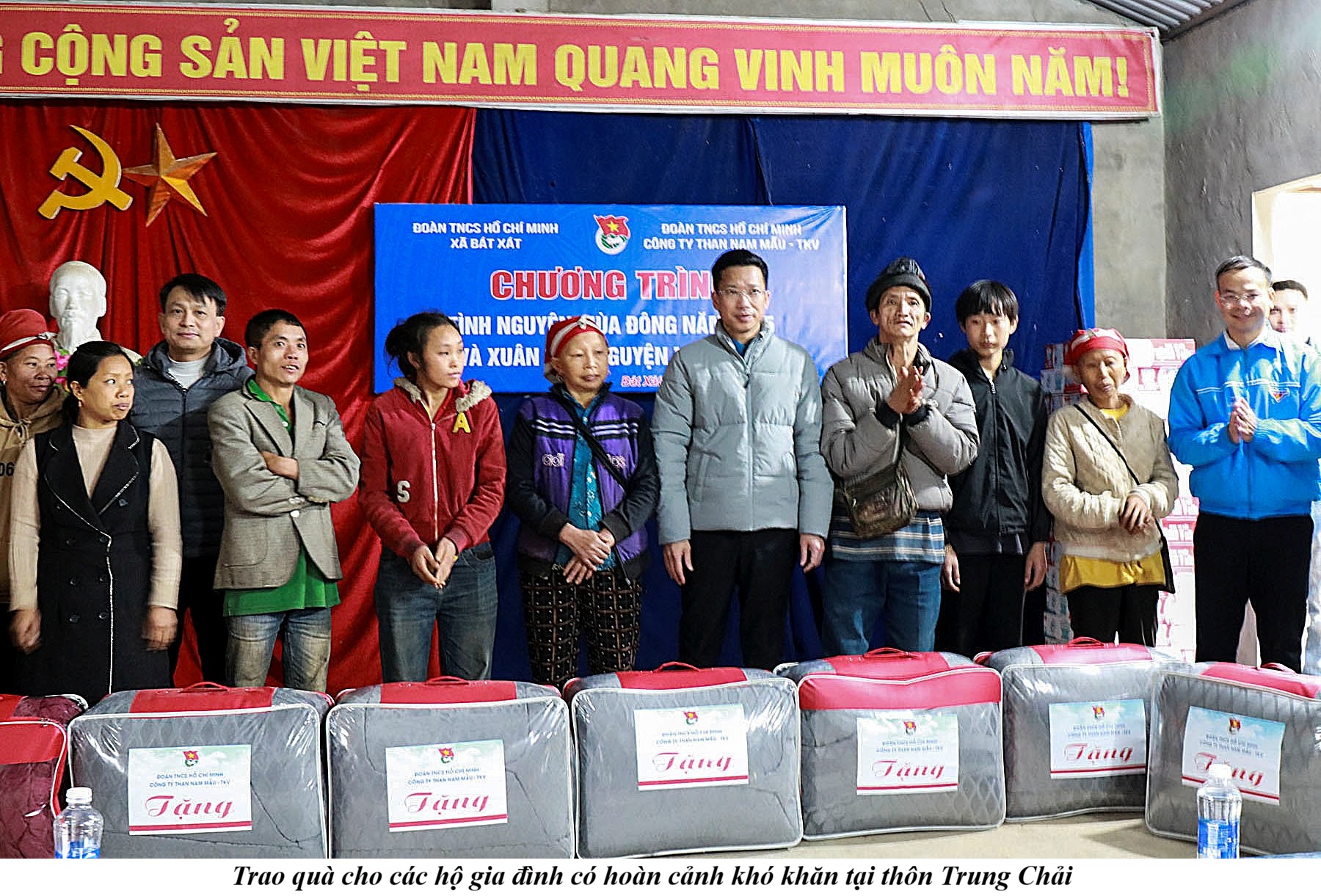 Ấm áp nghĩa tình mùa đông nơi vùng cao Bát Xát 2 AnhTrung tam Van hoa TT TT khu vuc Bat Xat.lco .02