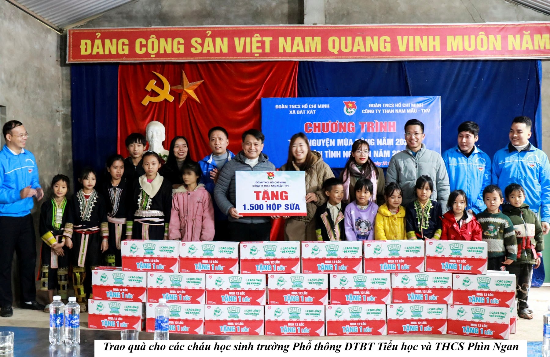 Ấm áp nghĩa tình mùa đông nơi vùng cao Bát Xát 3 AnhTrung tam Van hoa TT TT khu vuc Bat Xat.lco .03