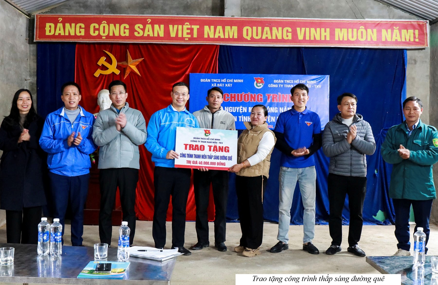 Ấm áp nghĩa tình mùa đông nơi vùng cao Bát Xát 4 AnhTrung tam Van hoa TT TT khu vuc Bat Xat.lco .04