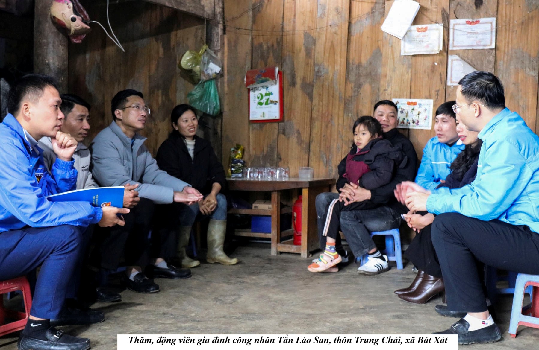 Ấm áp nghĩa tình mùa đông nơi vùng cao Bát Xát 6 AnhTrung tam Van hoa TT TT khu vuc Bat Xat.lco .06