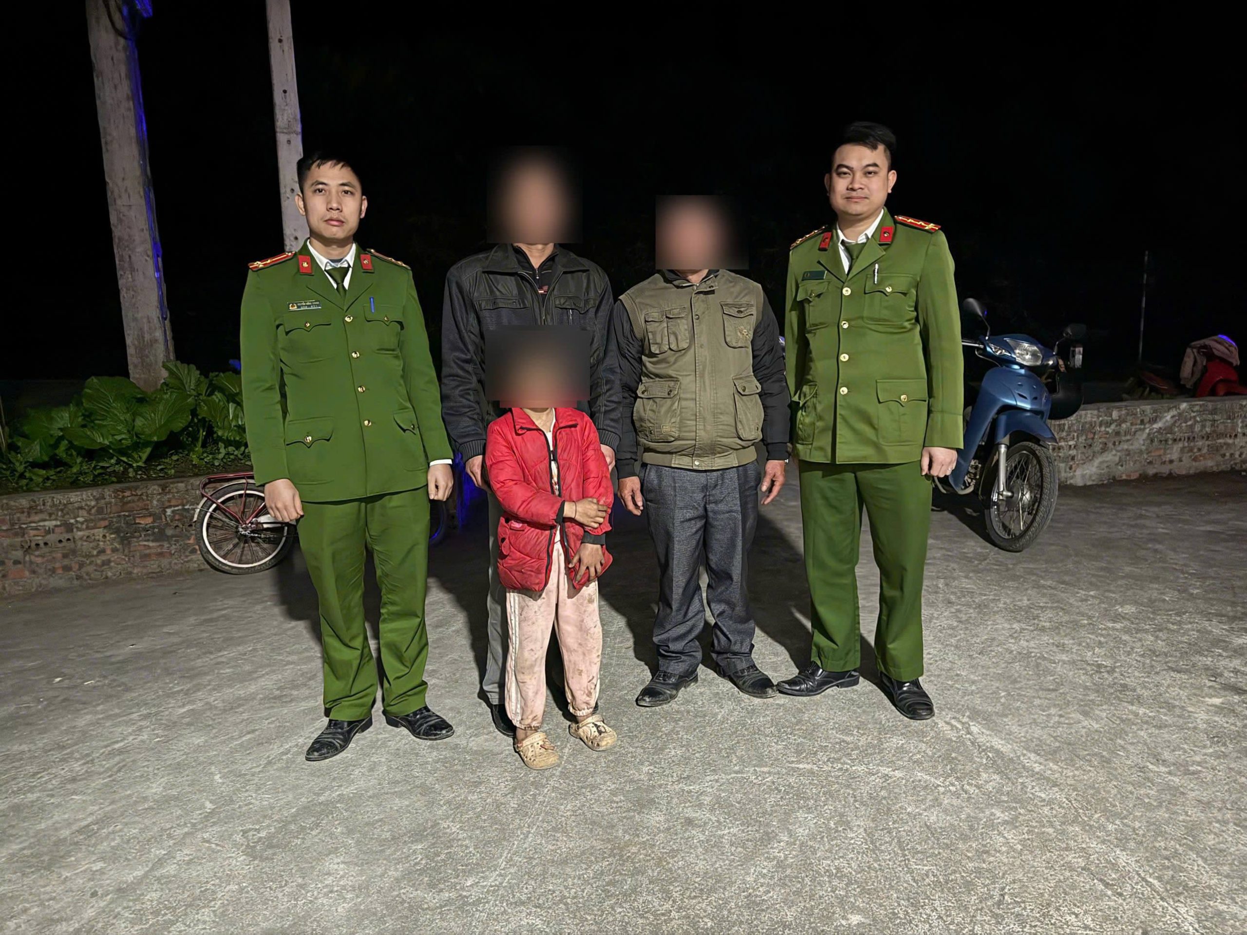 Ban giao chau be cho gia dinh scaled