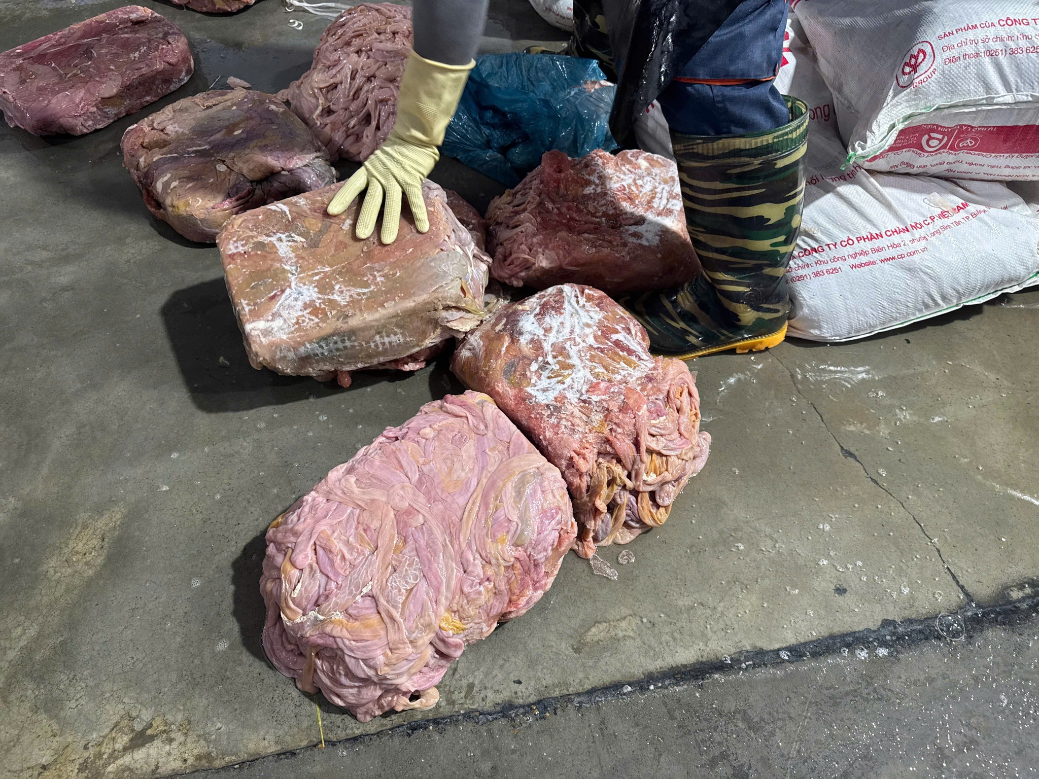 Ben trong kho la cac tang long lon duoc cap dong dong banh voi khoi luong lon