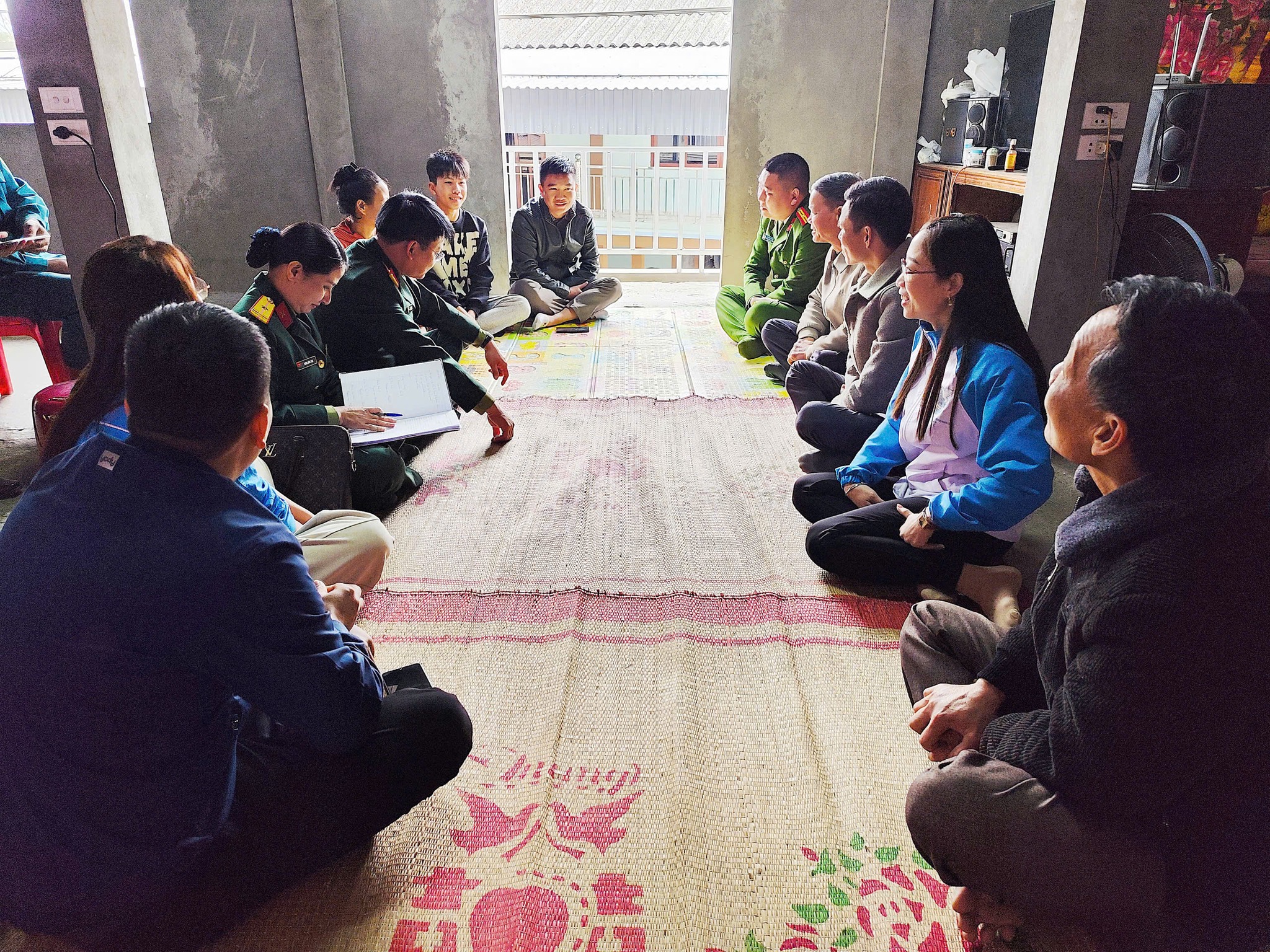 Buoi gap go dien ra than tinh coi mo tao su dong thuan giua chinh quyen gia dinh va thanh nien san sang nhap ngu