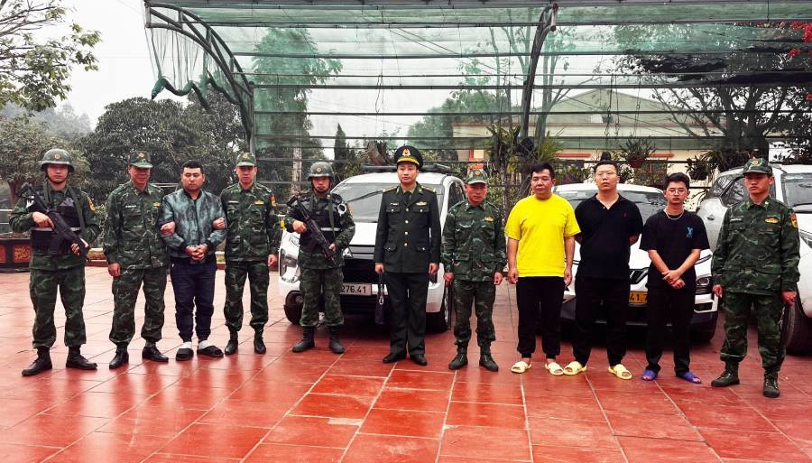 Lào Cai: Triệt phá đường dây tổ chức đưa đón người nước ngoài xuất nhập cảnh trái phép 1 Cac Doi tuong to chuc dua don nguoi vuot bien gioi trai phep bi bo doi bien phong bat giu