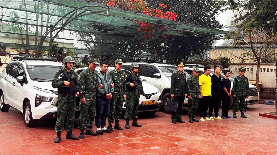 Lào Cai: Triệt phá đường dây tổ chức đưa đón người nước ngoài xuất nhập cảnh trái phép 4 Cac doi tuong nguoi Viet Nam Trung Quoc va tang vat bi BDBP bat giu