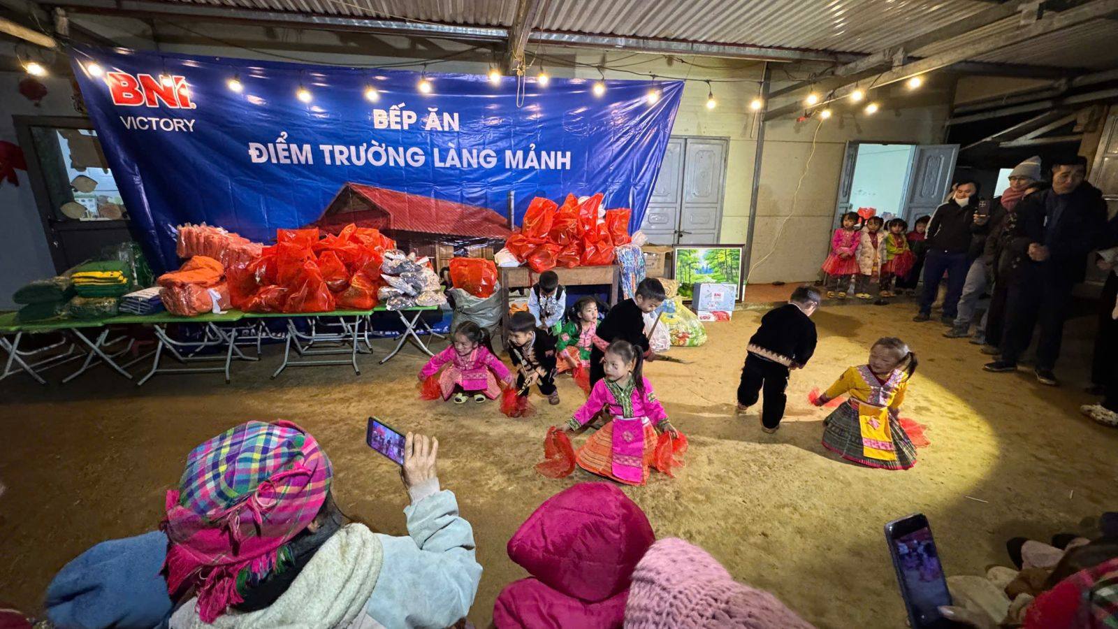 Cac em nho bieu dien van nghe mang sac mau van hoa vung cao