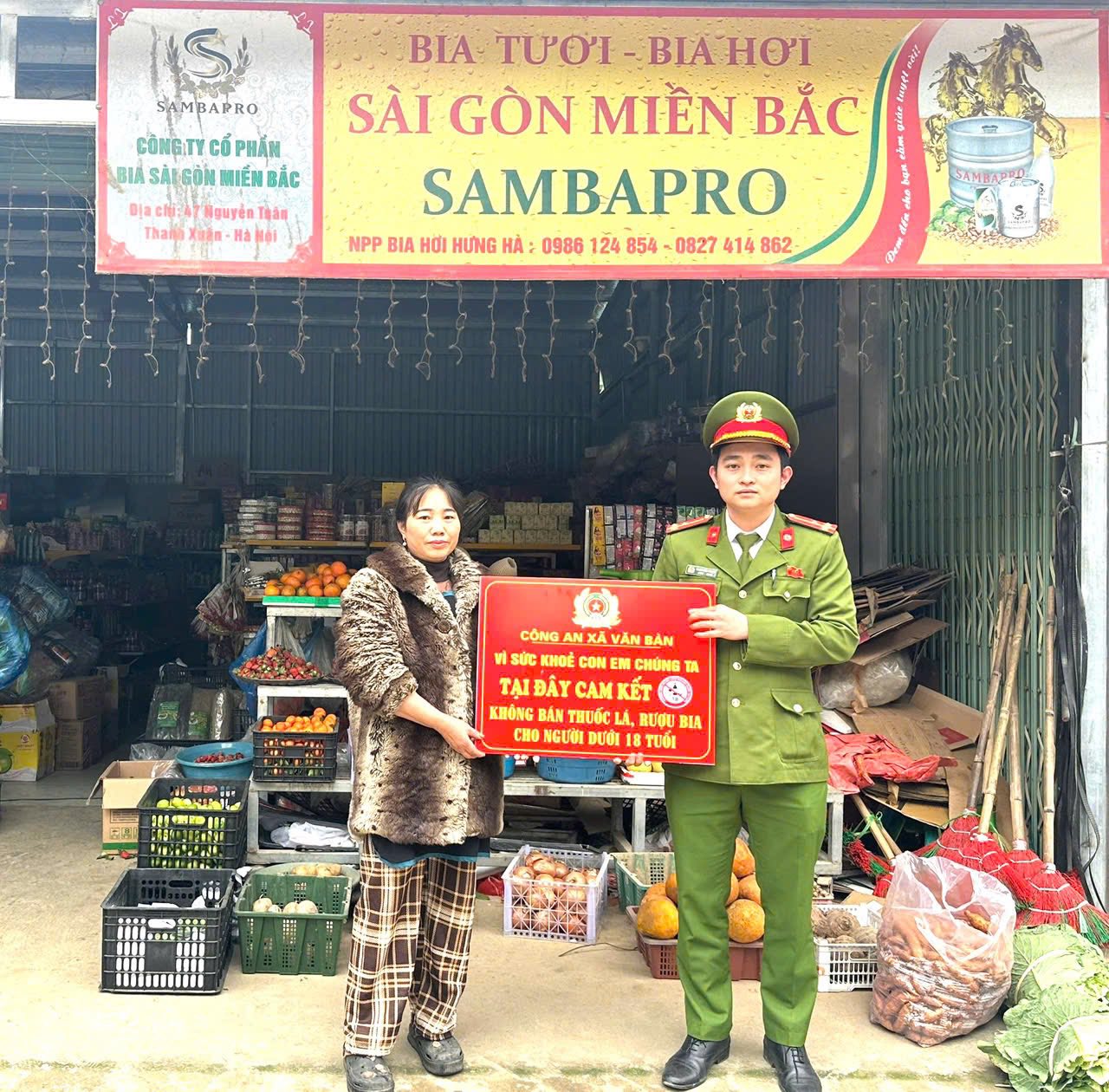 Chung tay bảo vệ trẻ em trước thuốc lá, rượu bia: Công an xã Văn Bàn siết chặt quản lý kinh doanh 3 Can bo Cong an xa Van Ban trao bang cam ket Khong ban thuoc la ruou bia cho nguoi duoi 18 tuoi tai co so kinh doanh tren dia ban