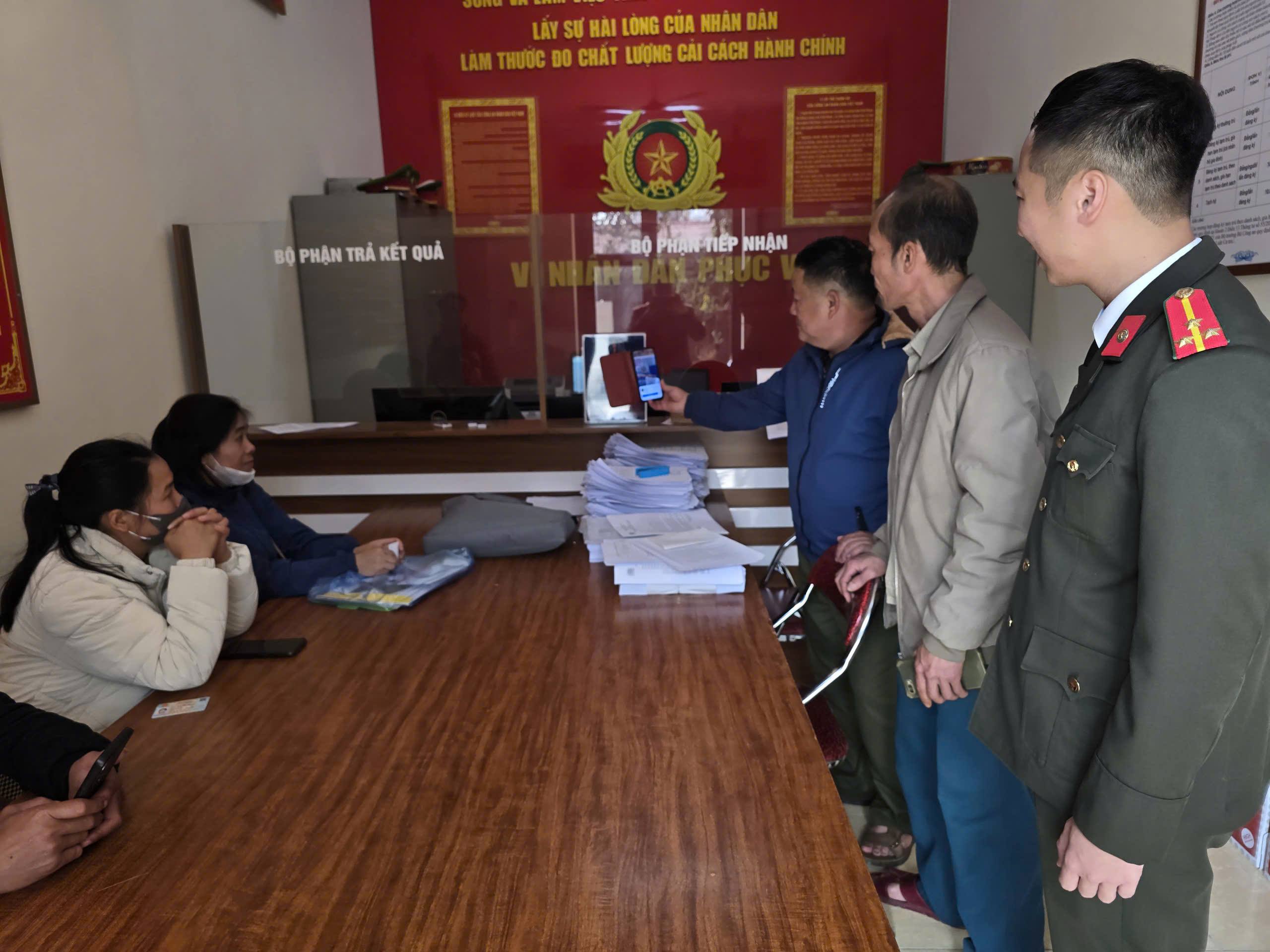 Chatbot AI Công an xã Cát Thịnh: Khi công nghệ trở thành nhịp cầu gần dân 2 Can bo Cong an xa huong dan nguoi dan su dung Chatbot AI trong giai quyet thu tuc hanh chinh