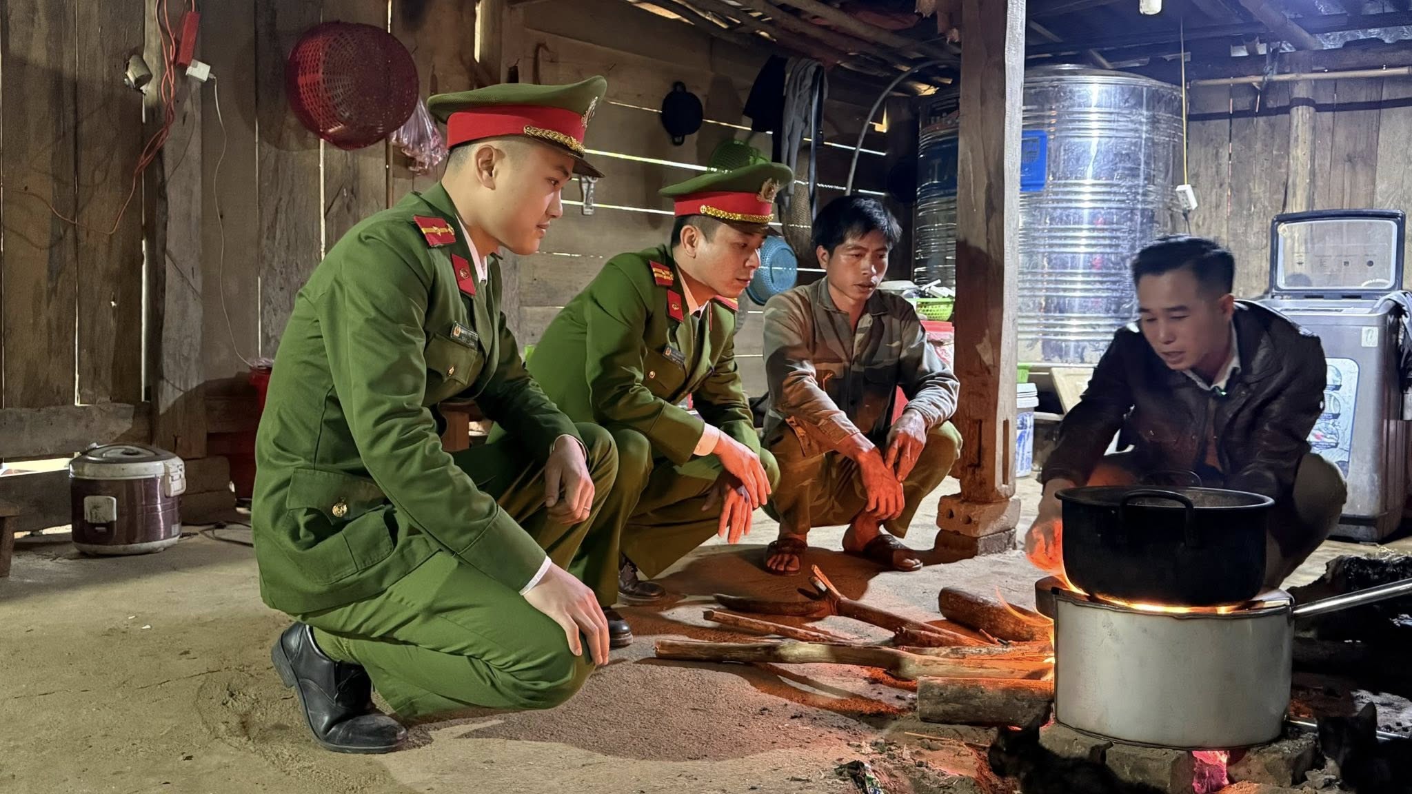 Công an xã Đông Cuông lan tỏa phong trào “3 nhất”, sưởi ấm đời sống người dân vùng khó 2 Can bo Cong an xa truc tiep kiem tra huong dan nguoi dan su dung bep nong lanh an toan hieu qua trong sinh hoat hang ngay