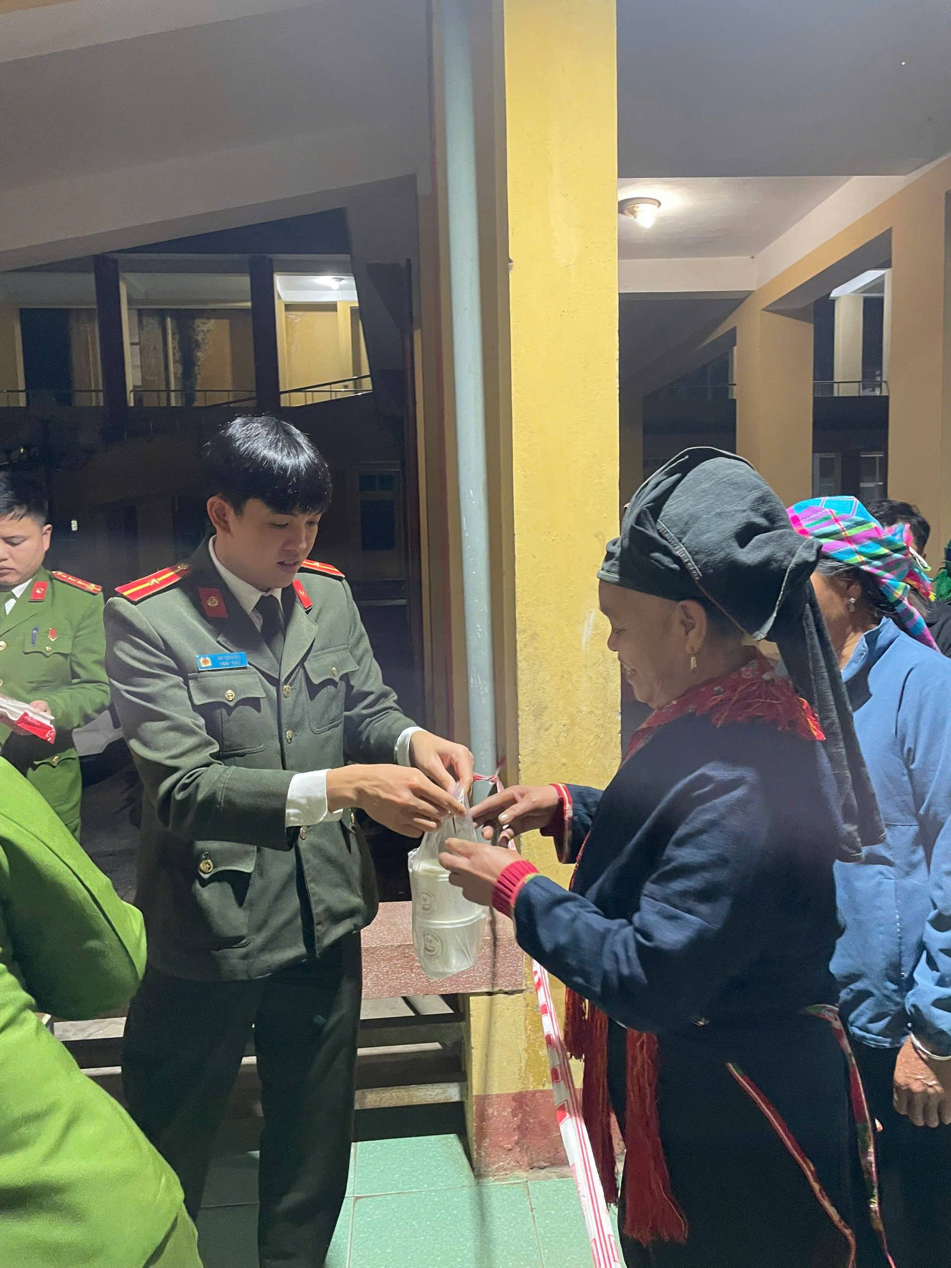 Công an phường Nghĩa Lộ tổ chức phát cháo từ thiện cho bệnh nhân có hoàn cảnh khó khăn tại bệnh viện 1 Can bo chien si Cong an phuong Nghia Lo trao tan tay nhung suat chao nong cho benh nhan co hoan canh kho khan tai Benh vien Da khoa so 3 Nghia Lo