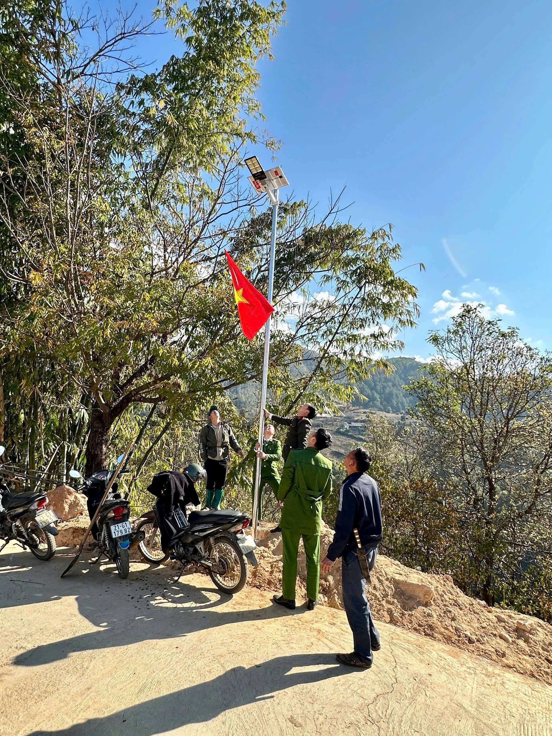 Can bo chien si Cong an xa Mu Cang Chai phoi hop cung nguoi dan dung tru den nang luong mat troi tai thon Hang Phu Loa