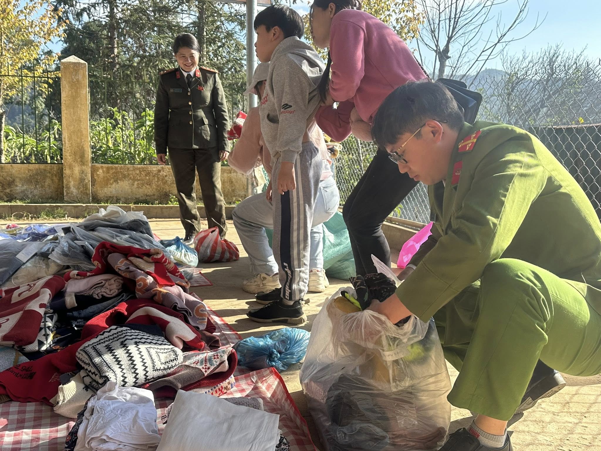 Can bo chien si cung doan thien nguyen phan loai chuan bi quan ao nhu yeu pham trao tan tay ba con