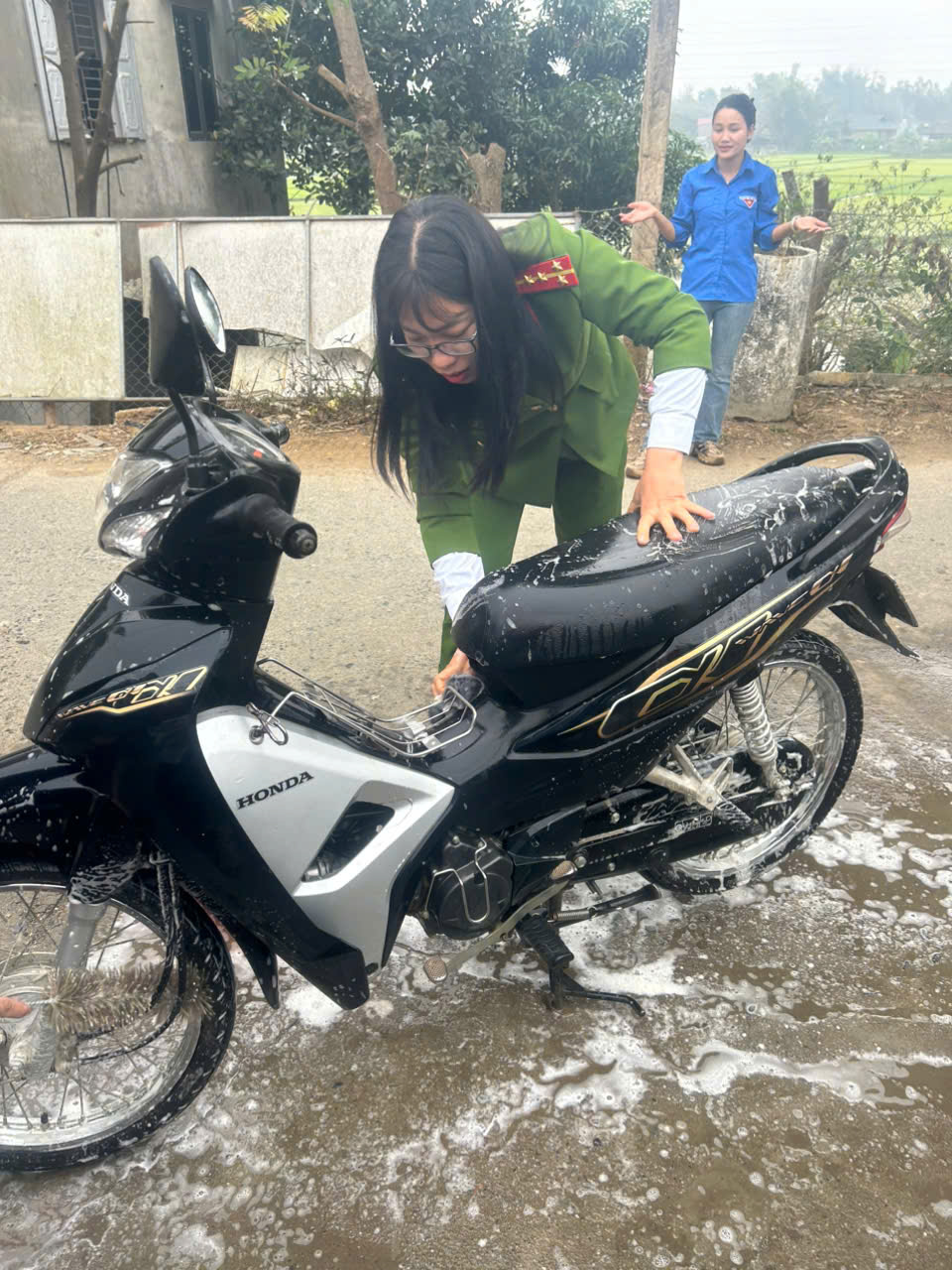 Tuổi trẻ Cầu Thia rửa xe gây quỹ, mang Tết ấm đến trẻ em khó khăn 5 Can bo doan vien truc tiep tham gia rua xe lan toa tinh than se chia va trach nhiem xa hoi cua tuoi tre dia phuong