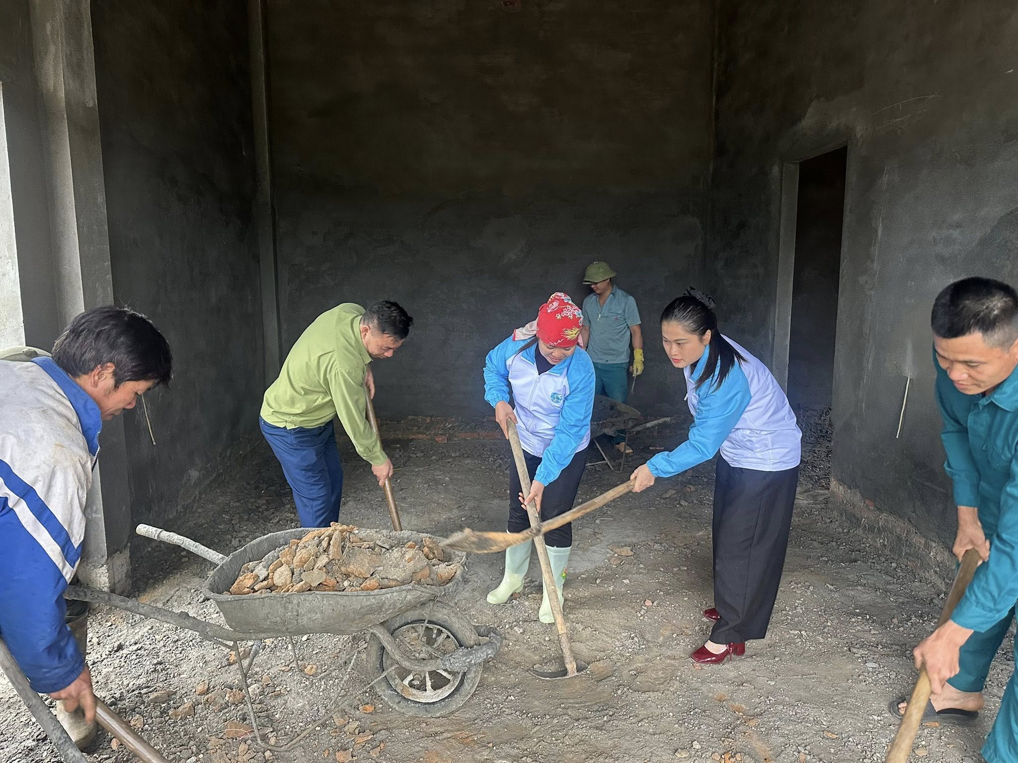 Can bo hoi vien Hoi LHPN xa Phuc Khanh truc tiep tham gia dong gop ngay cong lao dong ho tro lam nen nha cho hoi vien co hoan canh kho khan lco 01