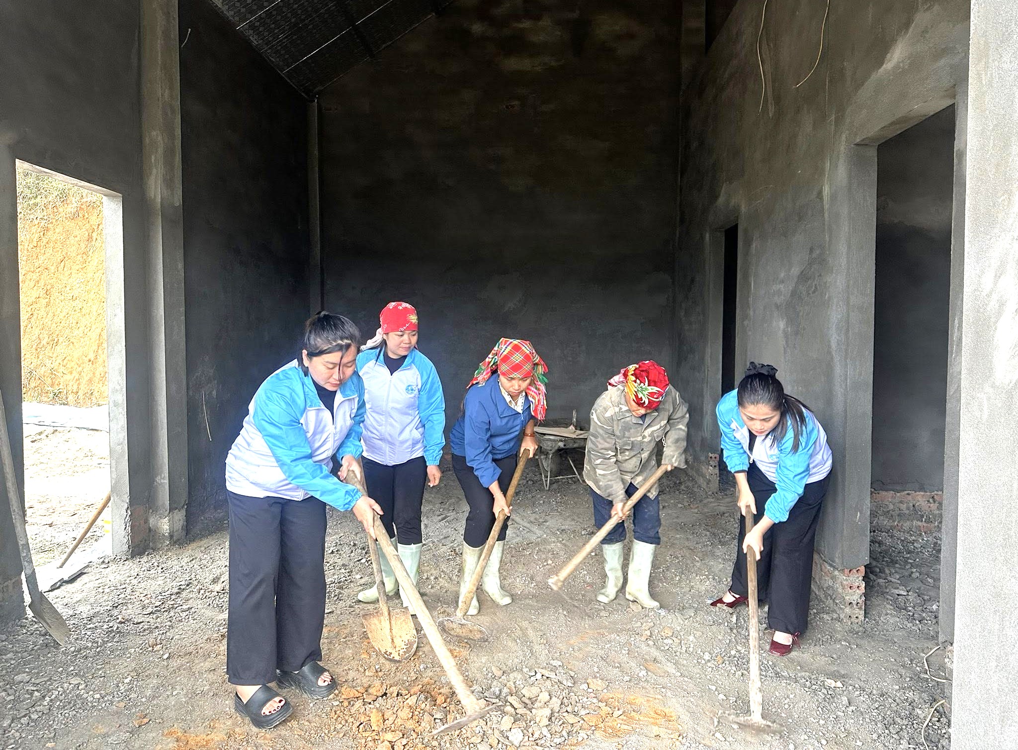 Can bo hoi vien Hoi LHPN xa Phuc Khanh truc tiep tham gia dong gop ngay cong lao dong ho tro lam nen nha cho hoi vien co hoan canh kho khan lco 02