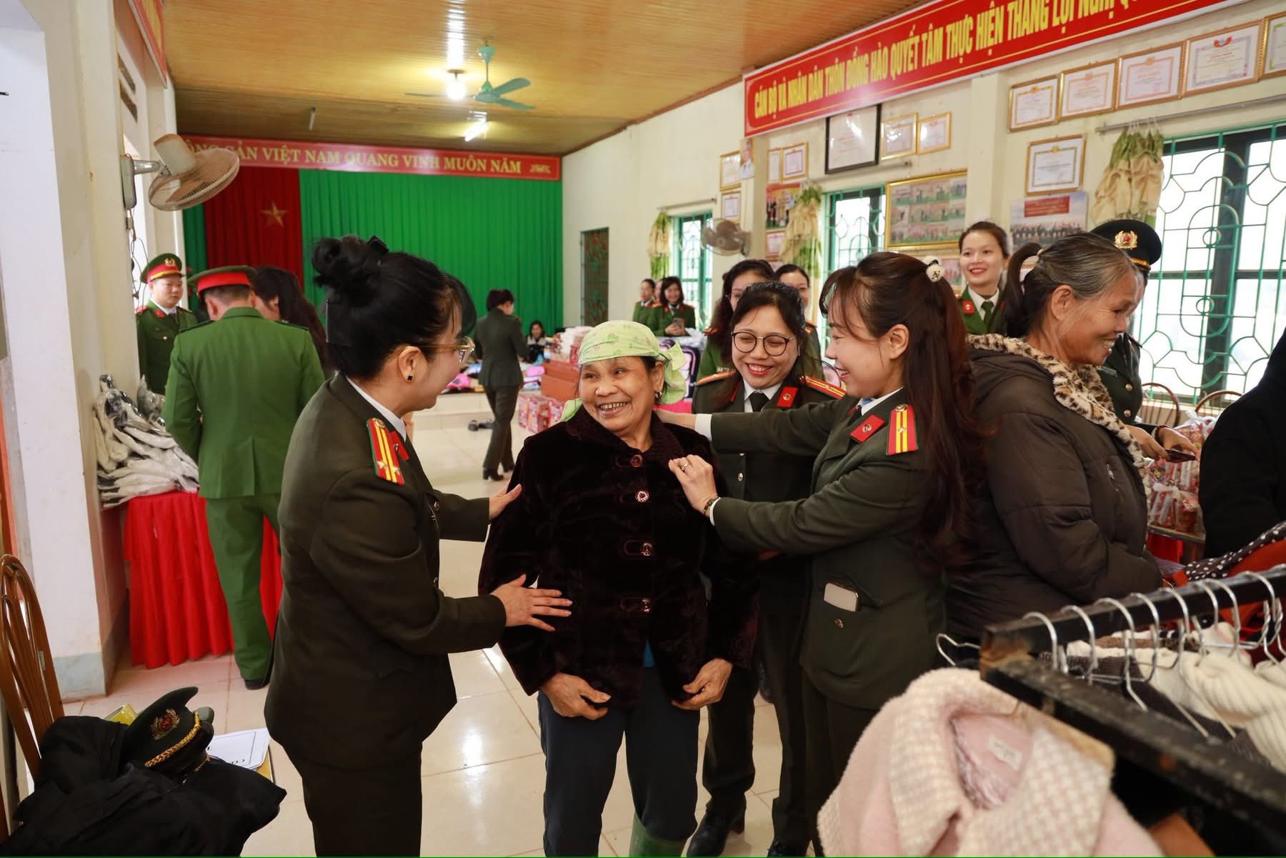 “Gian hàng 0 đồng” – Xuân yêu thương lan tỏa nghĩa tình tại Lương Thịnh 5 Can bo hoi vien phu nu Cong an an can ho tro nguoi dan lua chon quan ao tai Gian hang 0 dong lan toa su se chia trong nhung ngay giap Tet