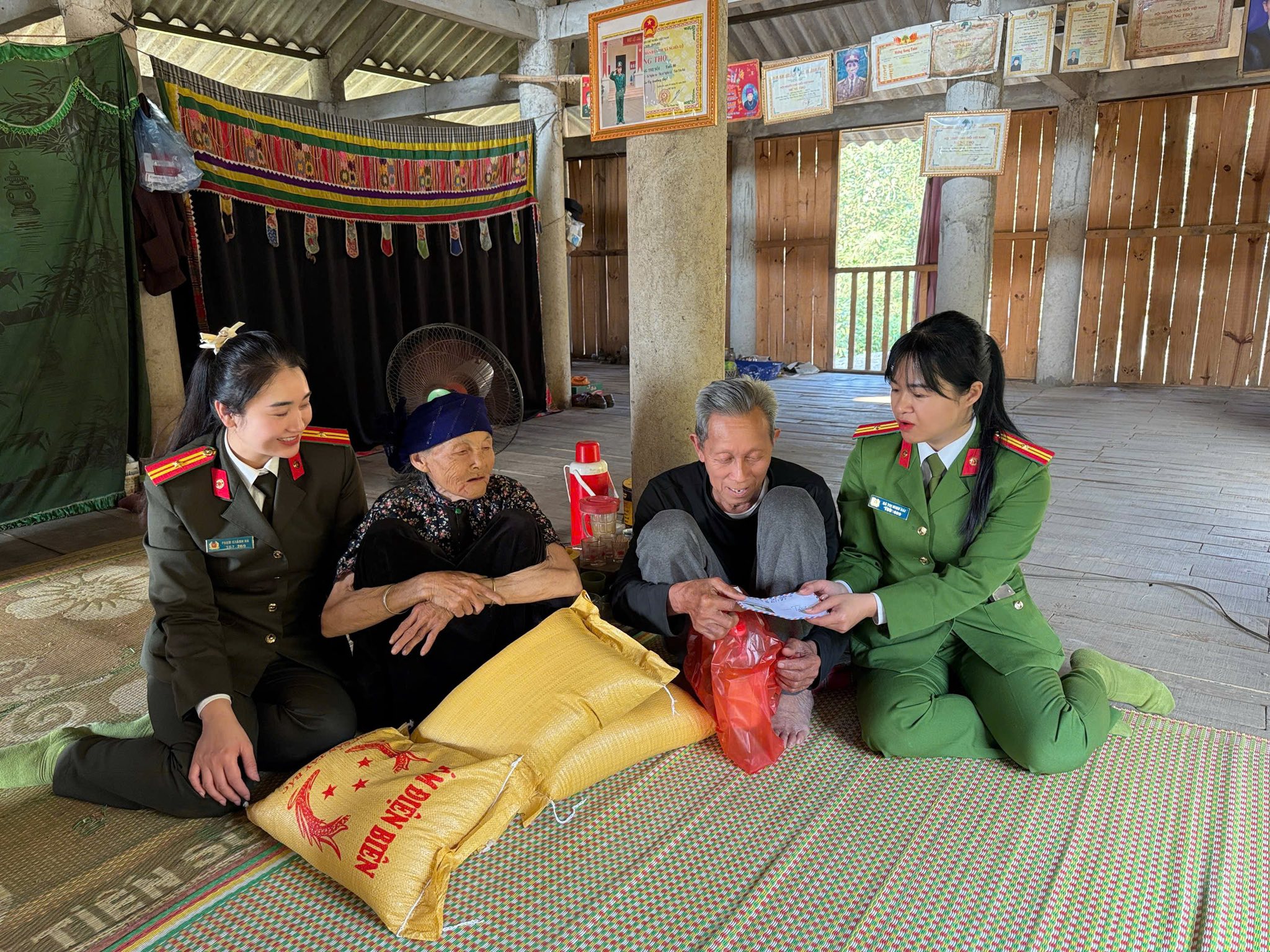 Chi hoi Phu nu Cong an phuong Nghia Lo an can tham hoi trao qua dong vien cac gia dinh co hoan canh kho khan